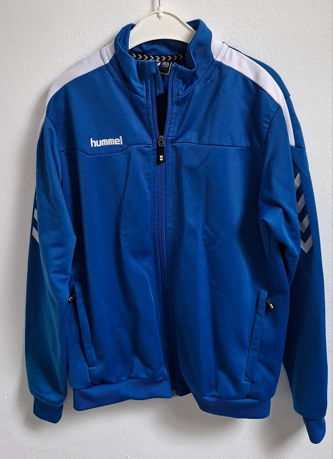 Trainingspak Hummel maat 152, Ophalen of Verzenden, Zo goed als nieuw, Jongen of Meisje, Sport- of Zwemkleding