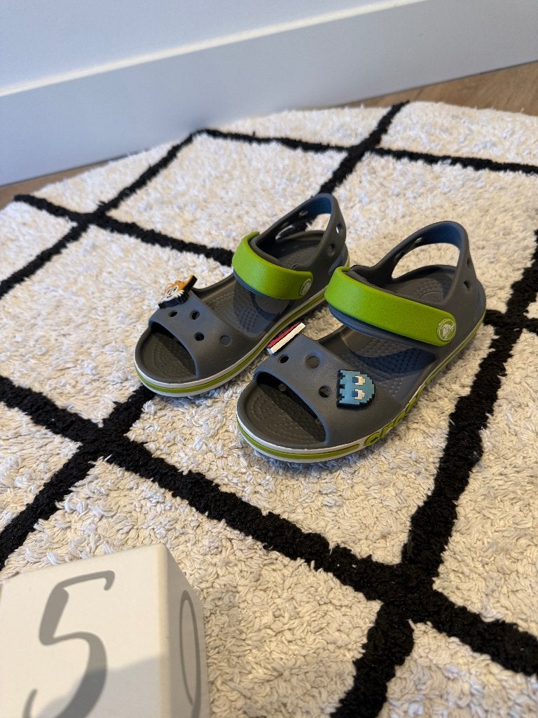 Heel goed grijs groen Crocs sandalen klittenband 25 pacman, Crocs, Jongen of Meisje, Schoenen, Ophalen of Verzenden