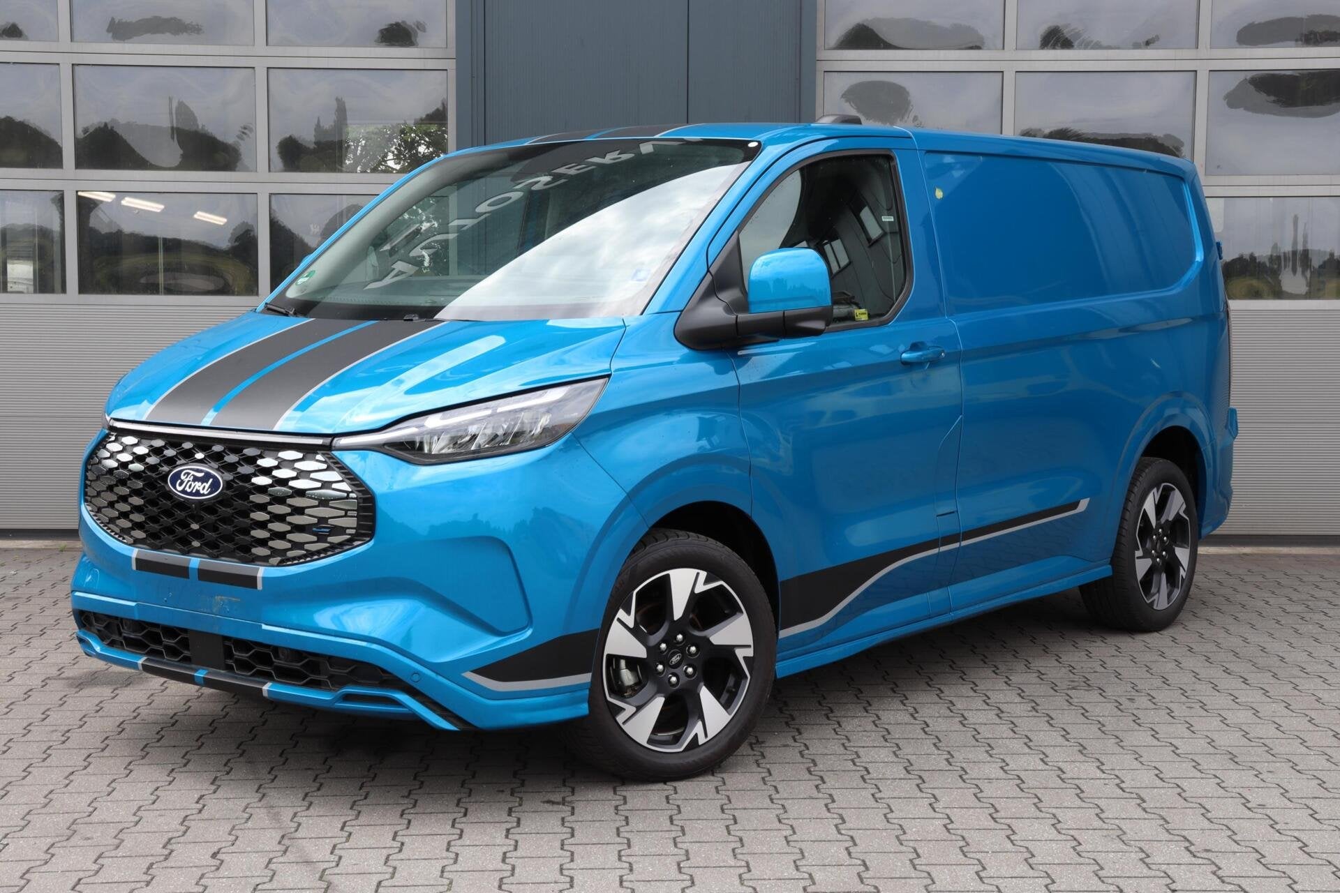 Ford E-Transit Custom L1H1 SPORT 65 kWh l ELEK. SCHUIFDEUR l, Automaat, Stof, Gebruikt, Zwart