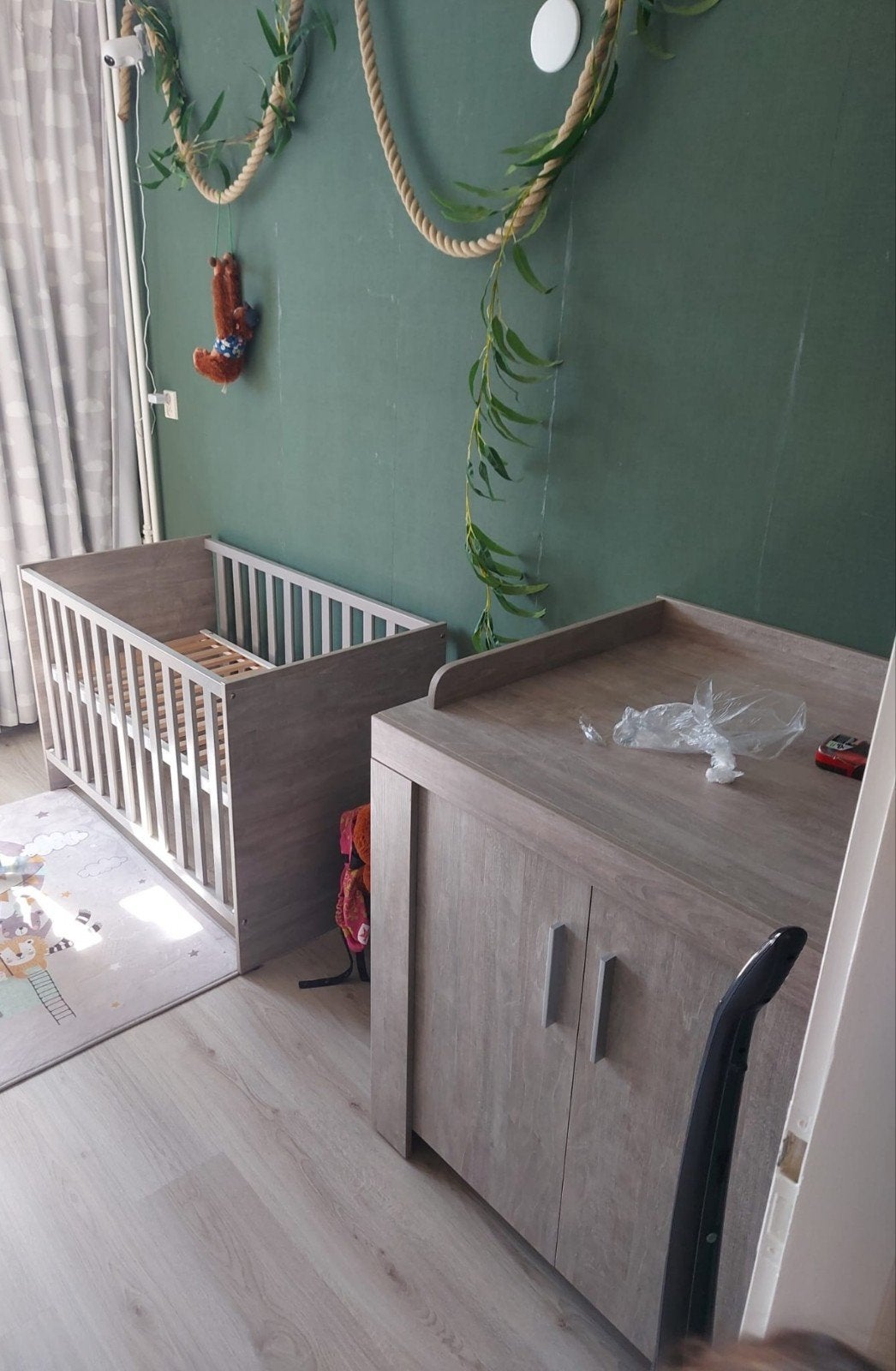 Ledikant + Commode met wandplank in dezelfde kleur, Ophalen, 50 tot 70 cm, Zo goed als nieuw, 75 tot 100 cm