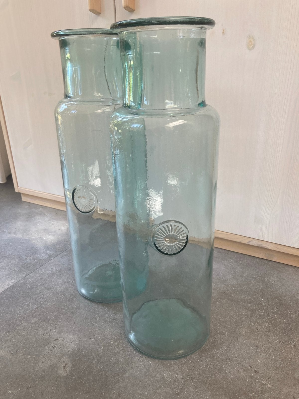 Set van 2 grote glazen vazen/flessen, Huis en Inrichting, Woonaccessoires | Vazen, Ophalen, Transparant, Glas, Zo goed als nieuw