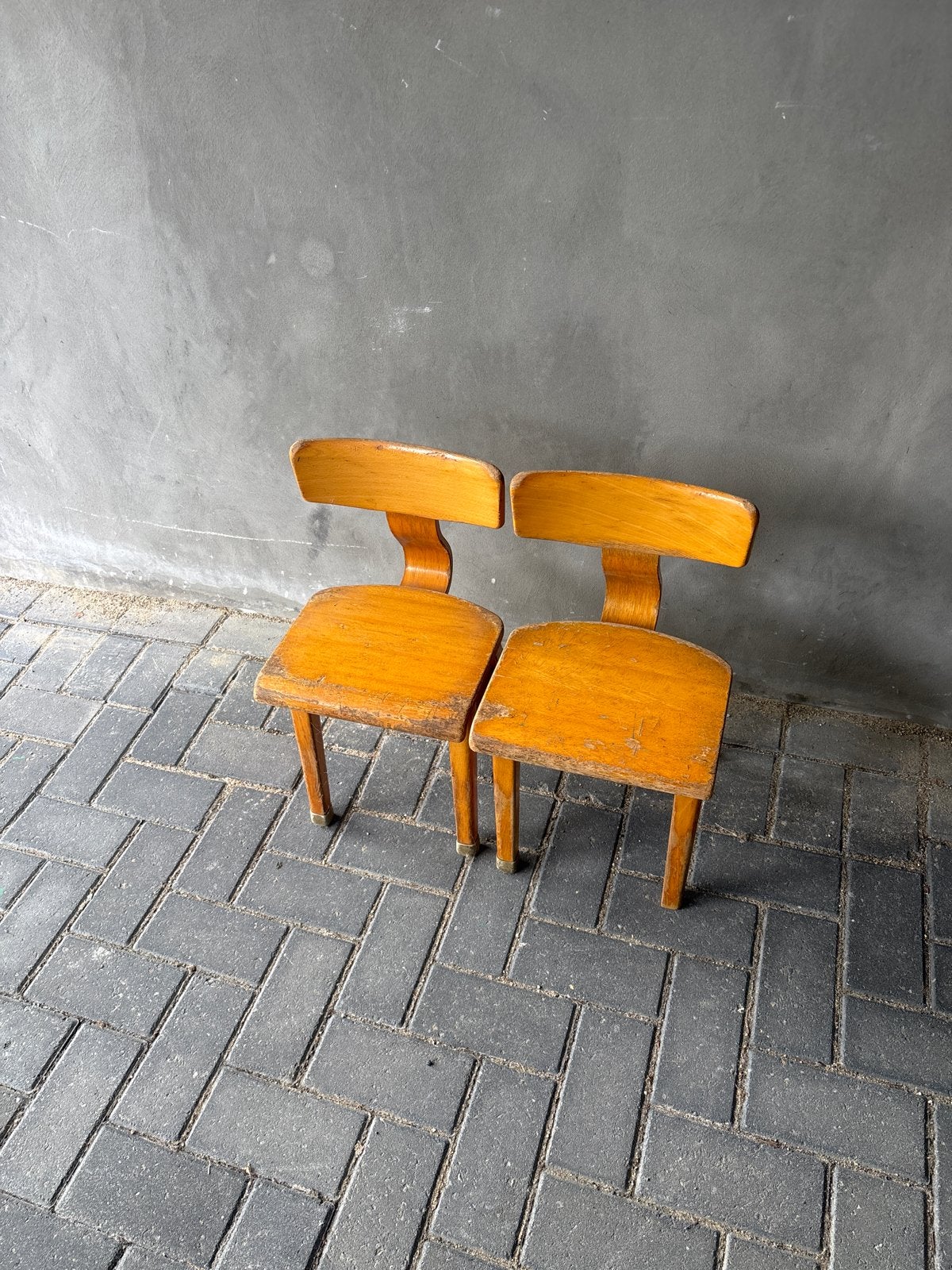 Vintage houten kleuterstoeltjes (2 stuks), Ophalen, Gebruikt, Twee, Bruin