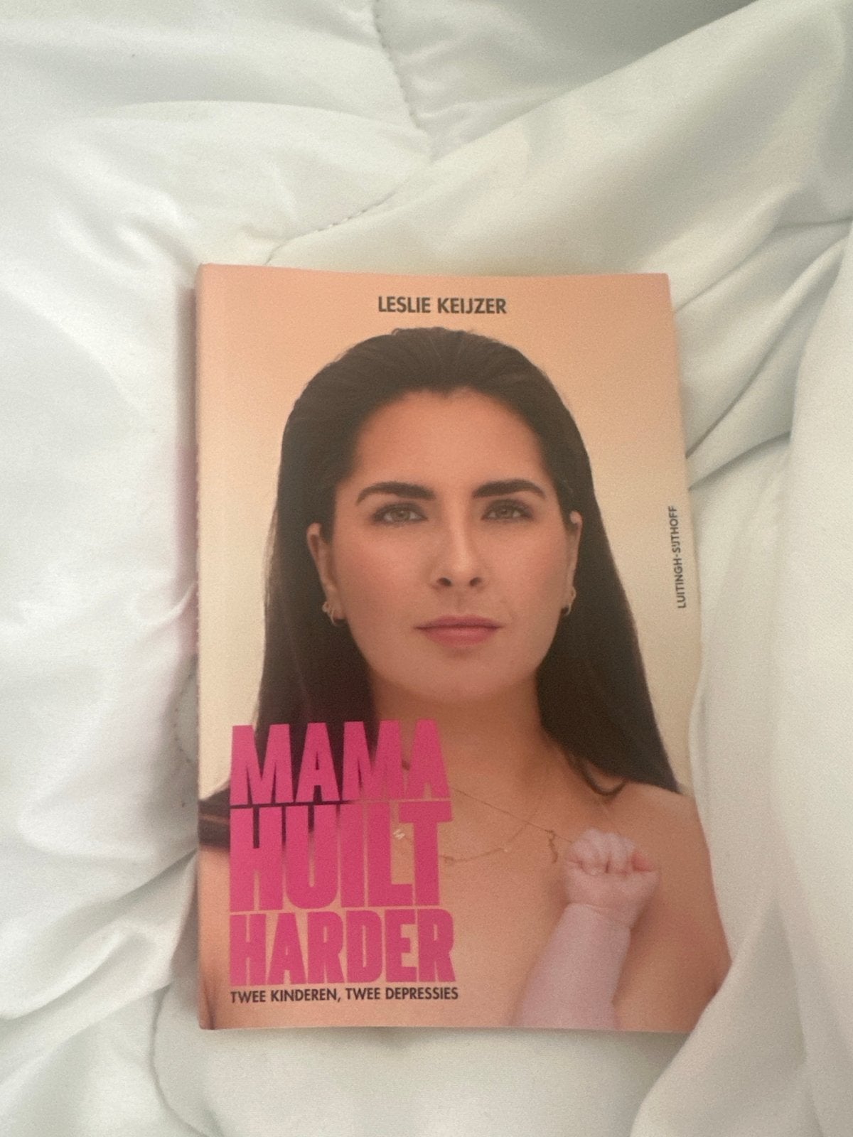 Mama Huilt Harder - Leslie Keijzer (Zo goed als nieuw), Ophalen of Verzenden, Zo goed als nieuw, Zwangerschap en Bevalling