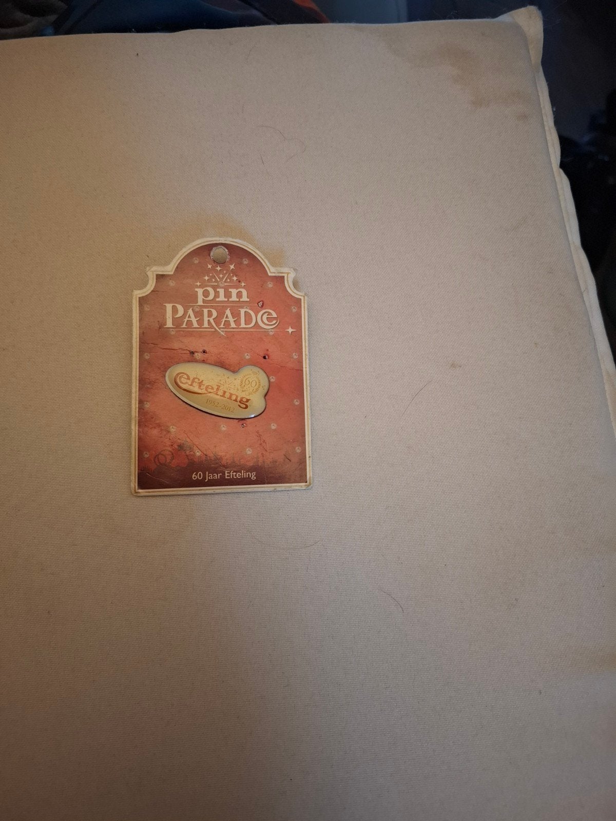 Efteling 60 jaar pin op kaartje, Ophalen, Zo goed als nieuw, Button of Speldje