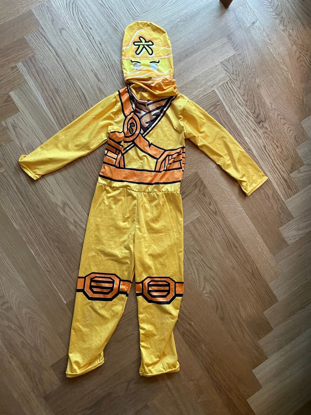 Ninjago Geel Kostuum - Maat 116- 122- 128, Ophalen of Verzenden, Gebruikt, 122 t/m 128, Jongen of Meisje