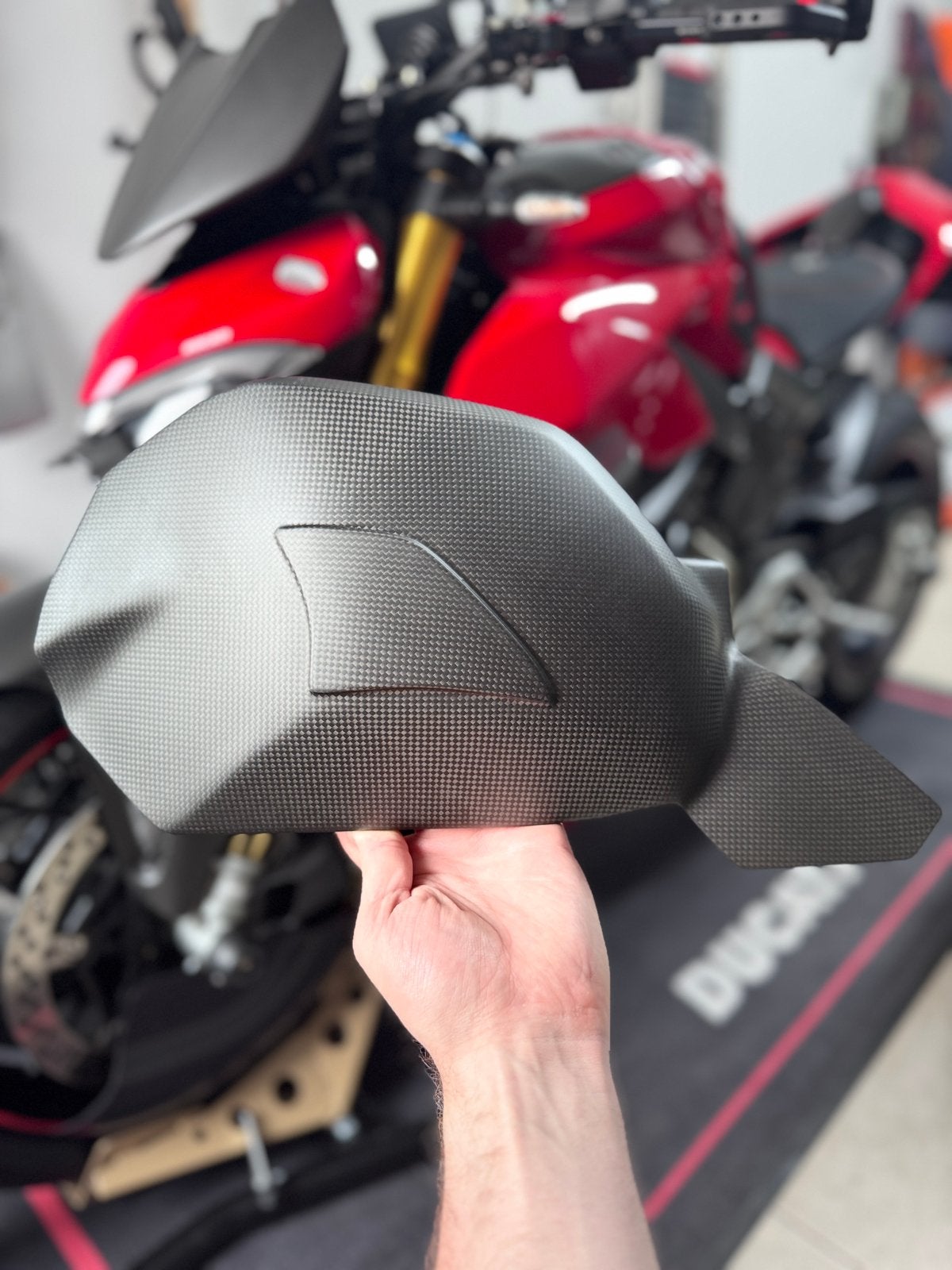 Carbon swing arm cover - Ducati Streetfighter V4S., Motoren, Onderdelen | Ducati, Ophalen of Verzenden