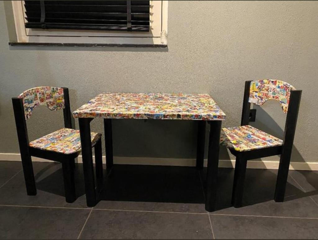 Kindertafeltje met stoeltjes met Donald Duck print, Ophalen, Tafel(s) en Stoel(en)