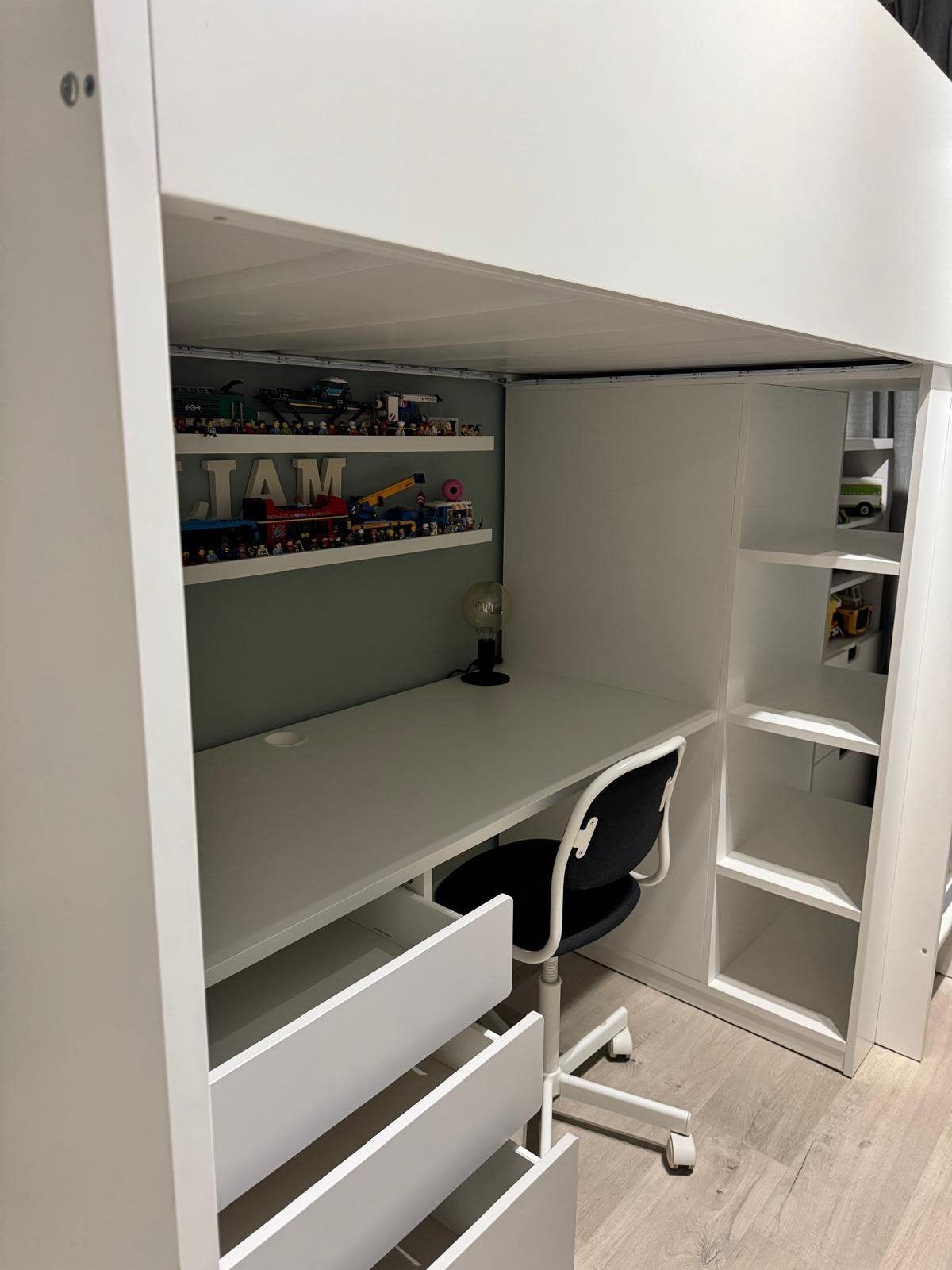 Foto 9 van IKEA Hoogslaper met bureau en opbergruimte -Zo goed als nie