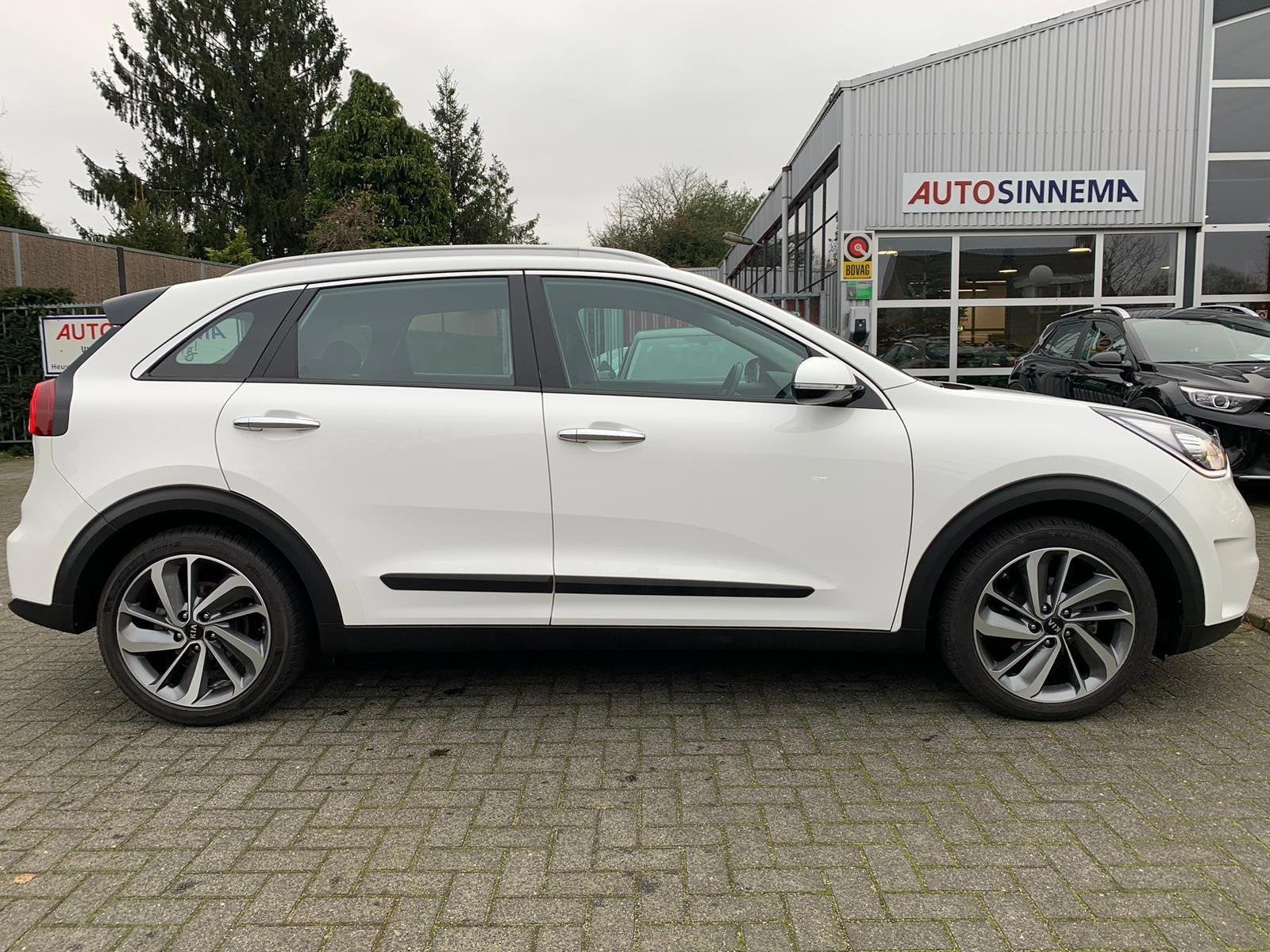 Kia Niro 1.6 GDi Hybrid DynamicLine 18'' LM Velgen / trekhaa, Gebruikt, Euro 6, Leder en Stof, Wit