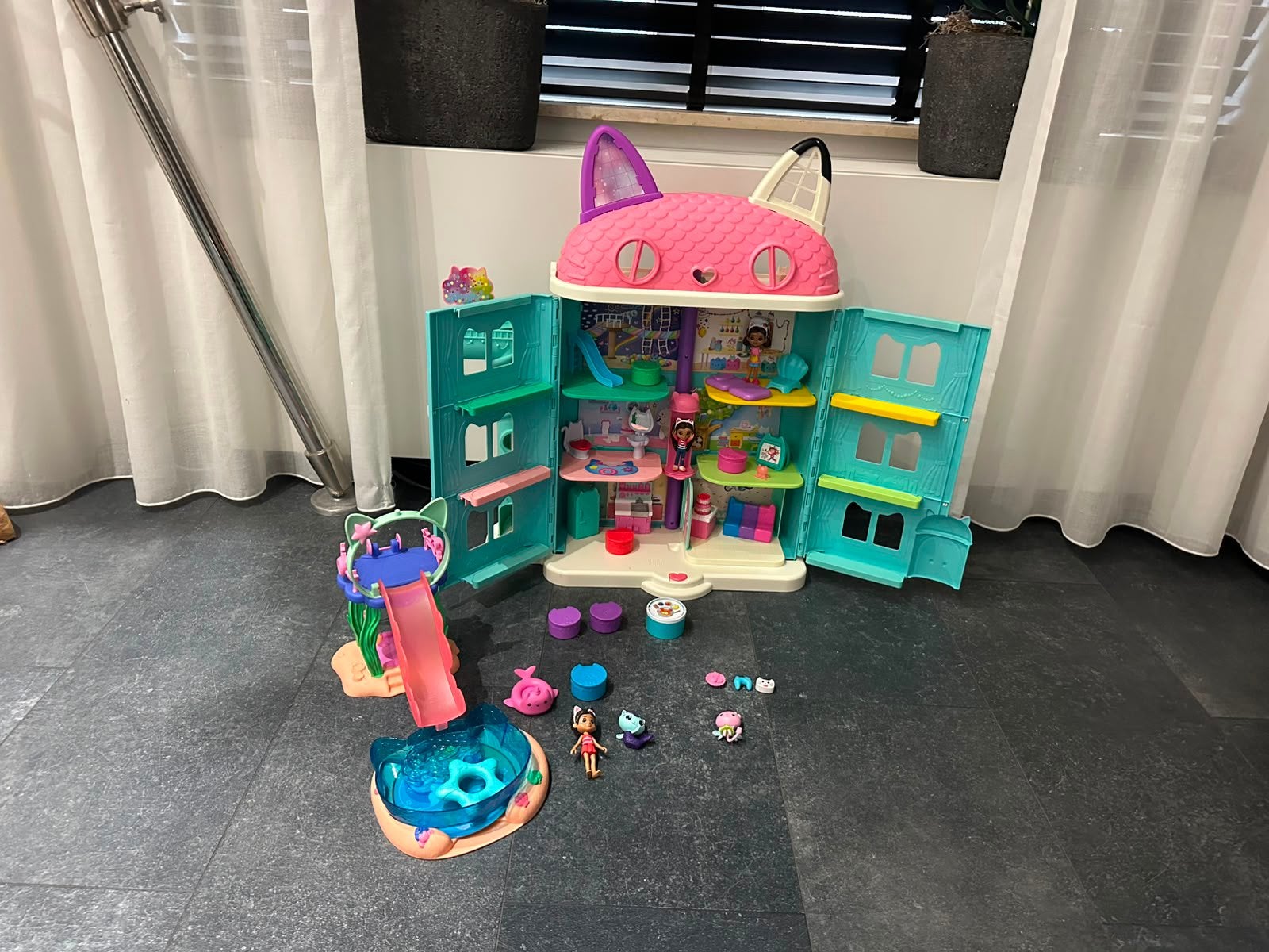 Gabby’s dollhouse poppenhuis en waterset, Ophalen, Zo goed als nieuw, Poppenhuis