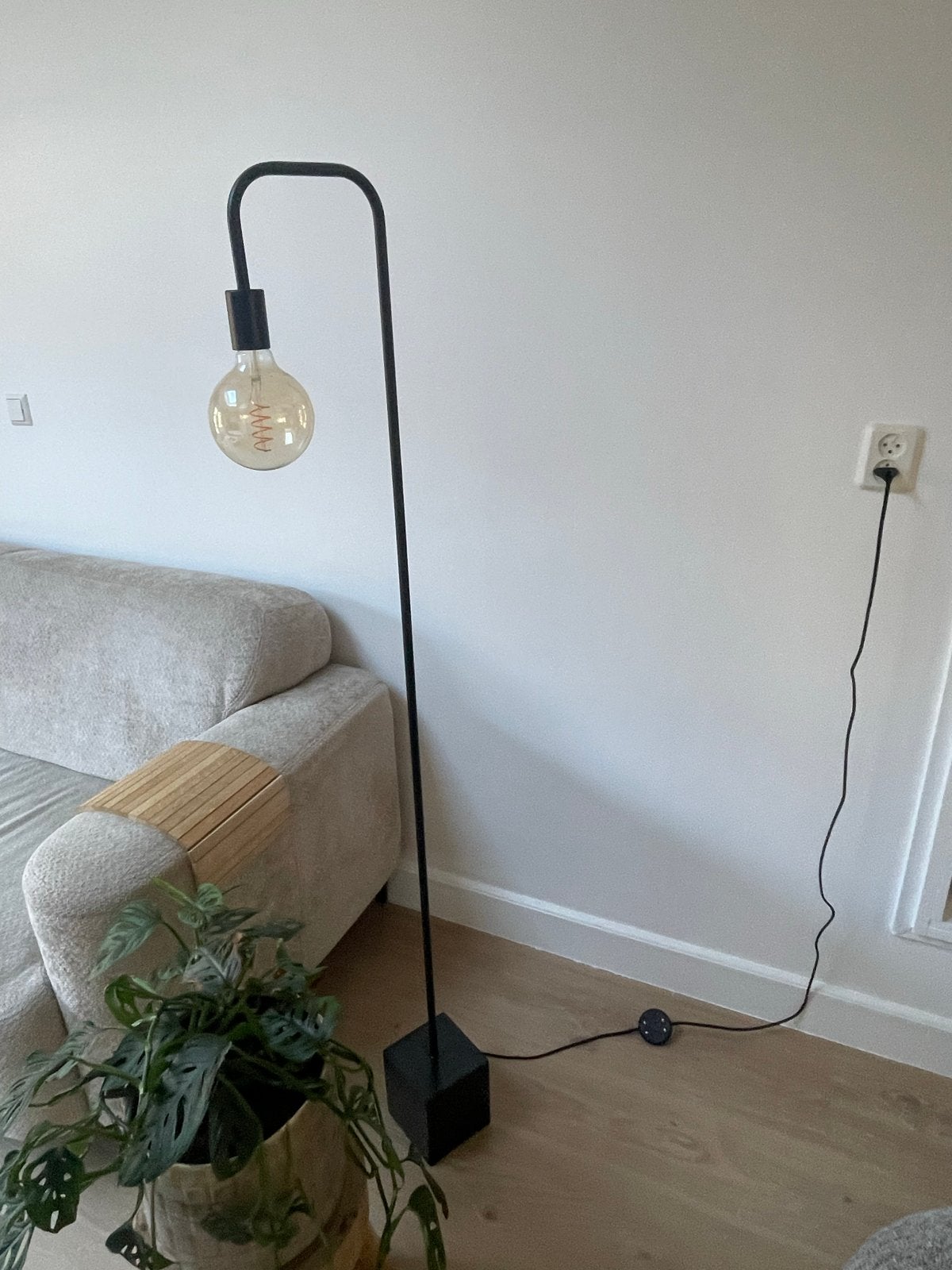 Moderne zwarte vloerlamp met Edison lamp, Ophalen, E27 (groot), Zo goed als nieuw, Metaal