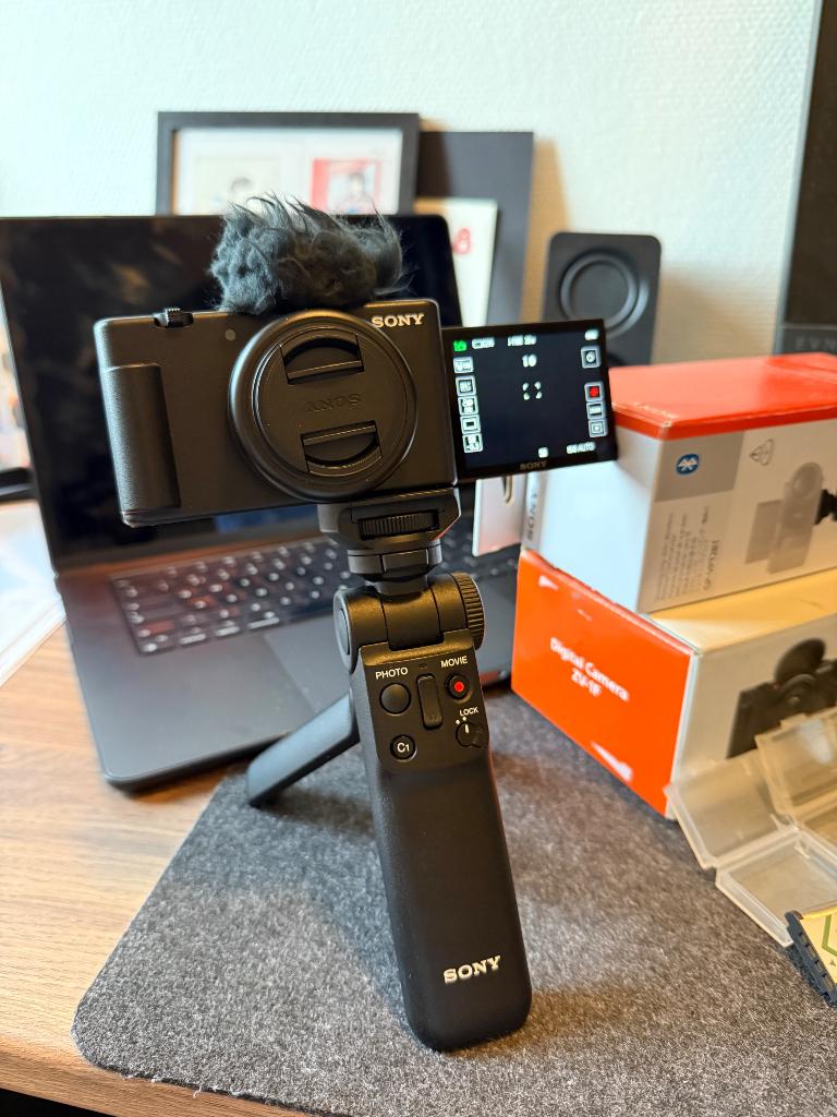 Sony ZV-1F Complete Vlog Kit | 4 Batterijen + Grip + Charger, Full HD, 20x of meer, Overige soorten, Ophalen of Verzenden