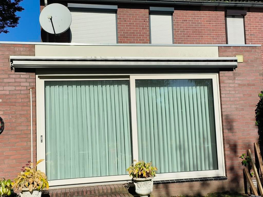 Elektrisch uitvalscherm 5m breed, 2,5m uitval, Ophalen
