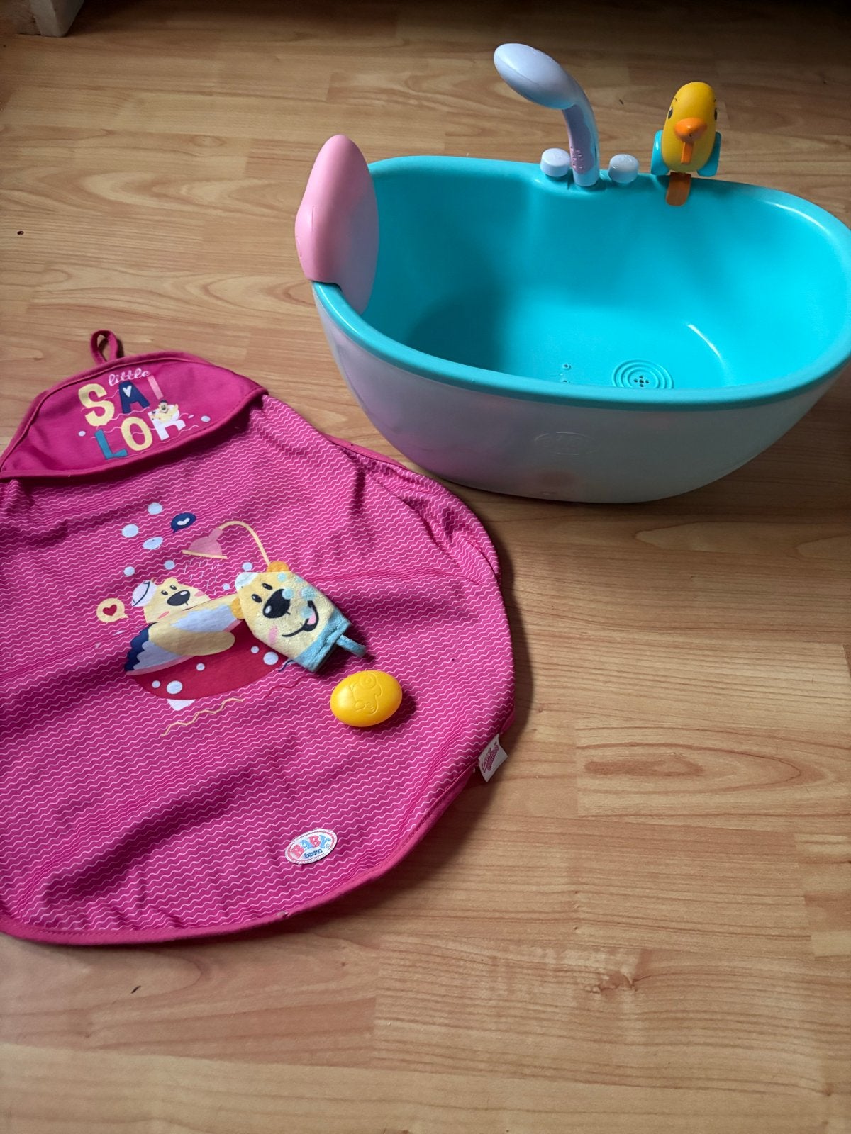 Baby born badkuip met badcape, Kinderen en Baby's, Ophalen of Verzenden, Zo goed als nieuw, Babypop