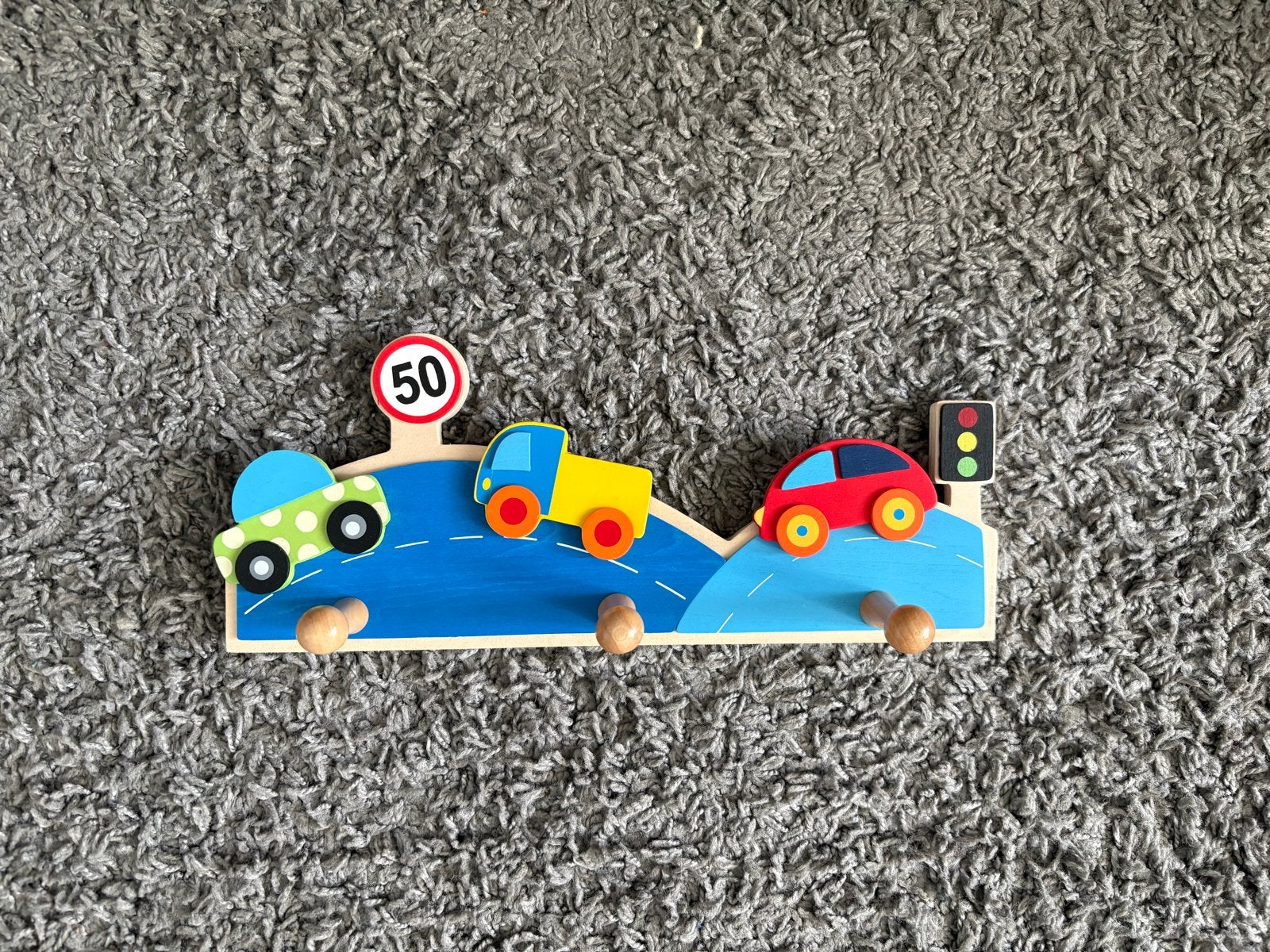 Kleurrijke kinderkapstok met auto's, Gebruikt, Ophalen of Verzenden, Minder dan 100 cm, Kinderkapstok