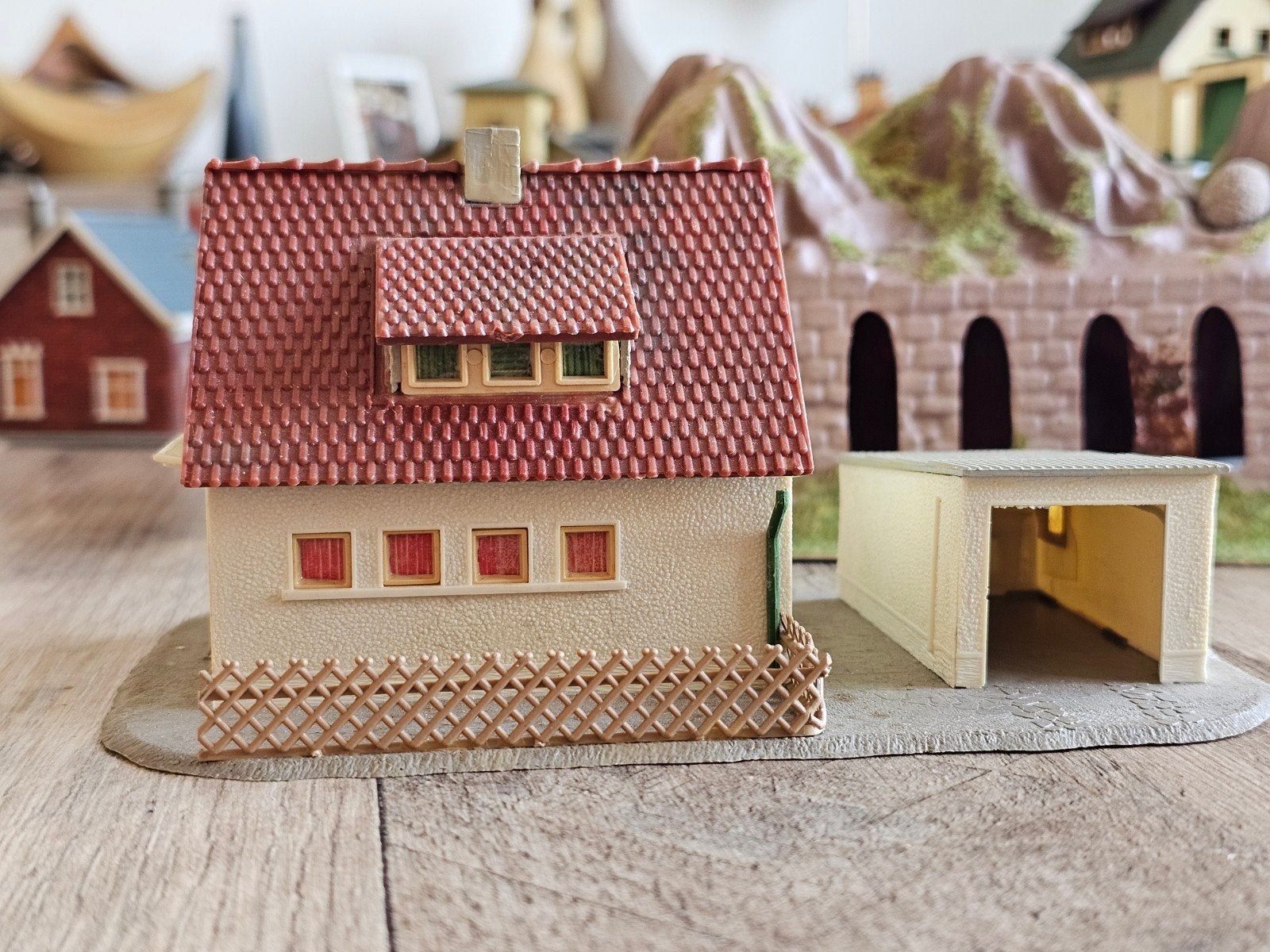 Modeltrein HO huis met garage, Ophalen of Verzenden, Gebruikt, Brug, Tunnel of Gebouw