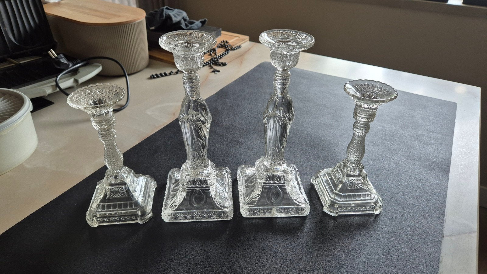 Set van 4 antieke religieuze glazen kandelaars, Ophalen of Verzenden, Glas