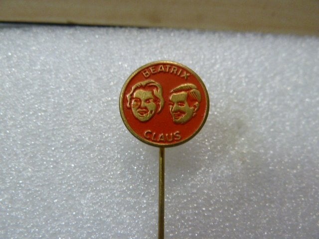 Vintage Beatrix en Claus Speldje - Oranje Rood, Verzamelen, Ophalen of Verzenden, Gebruikt, Overige onderwerpen, Speldje of Pin
