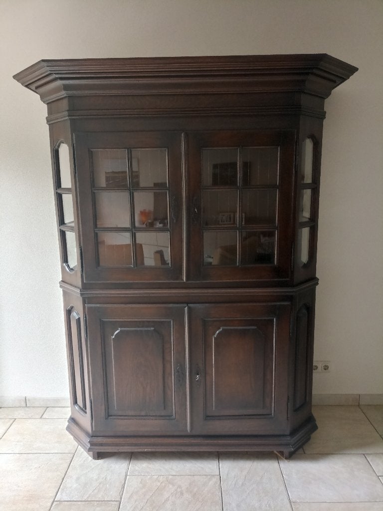 Donkere vintage eikenhouten vitrinekast met glazen deuren, Ophalen, Glas, 100 tot 150 cm, Klassiek, Vintage