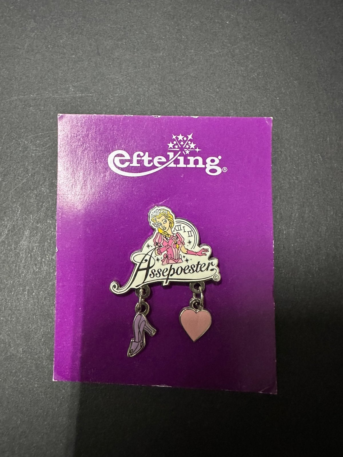 Efteling pin Assepoester luxe met bedels, Verzamelen, Ophalen of Verzenden, Zo goed als nieuw, Button of Speldje