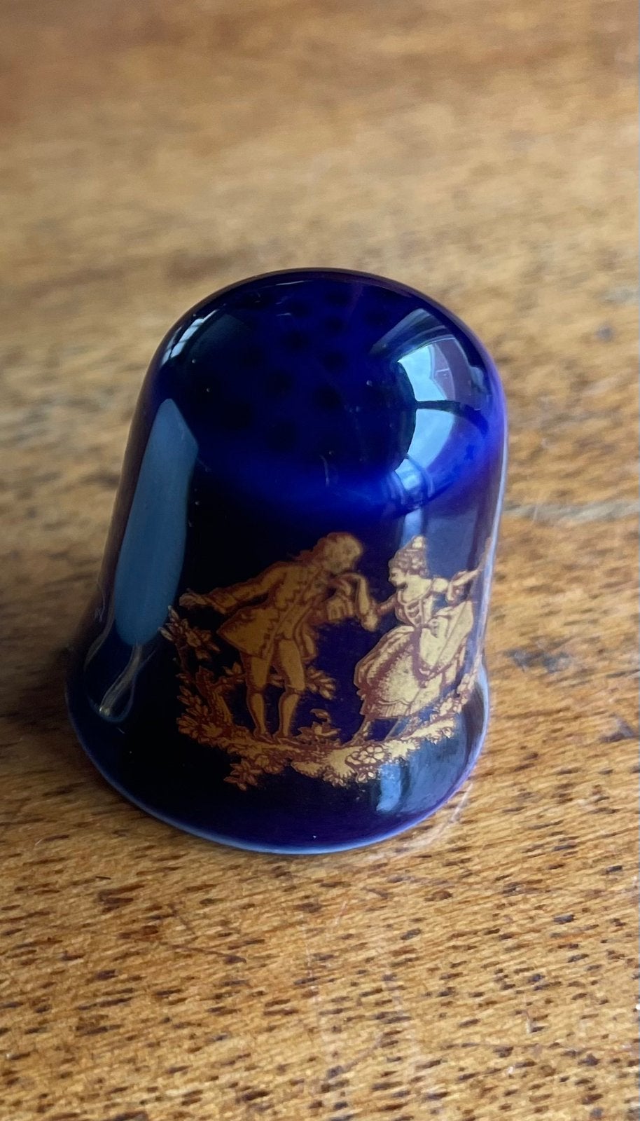 Limoges blauwe gouden vingerhoed tafereeltje, Ophalen of Verzenden, Zo goed als nieuw, Porselein, Buitenland