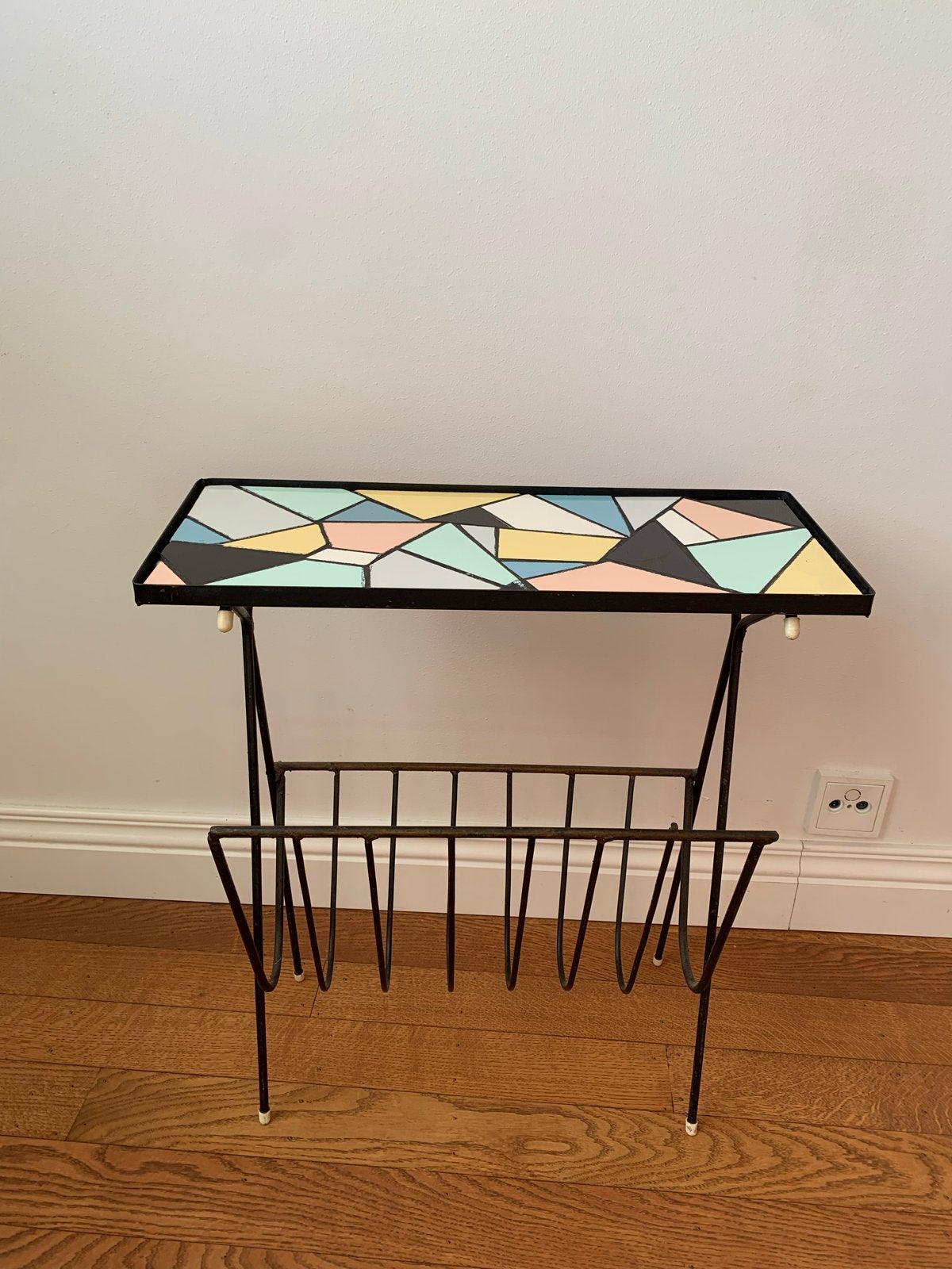 Vintage bijzettafel met tijdschriftenrek, jaren '50/'60, 45 tot 60 cm, Gebruikt, Metaal of Aluminium, Rechthoekig