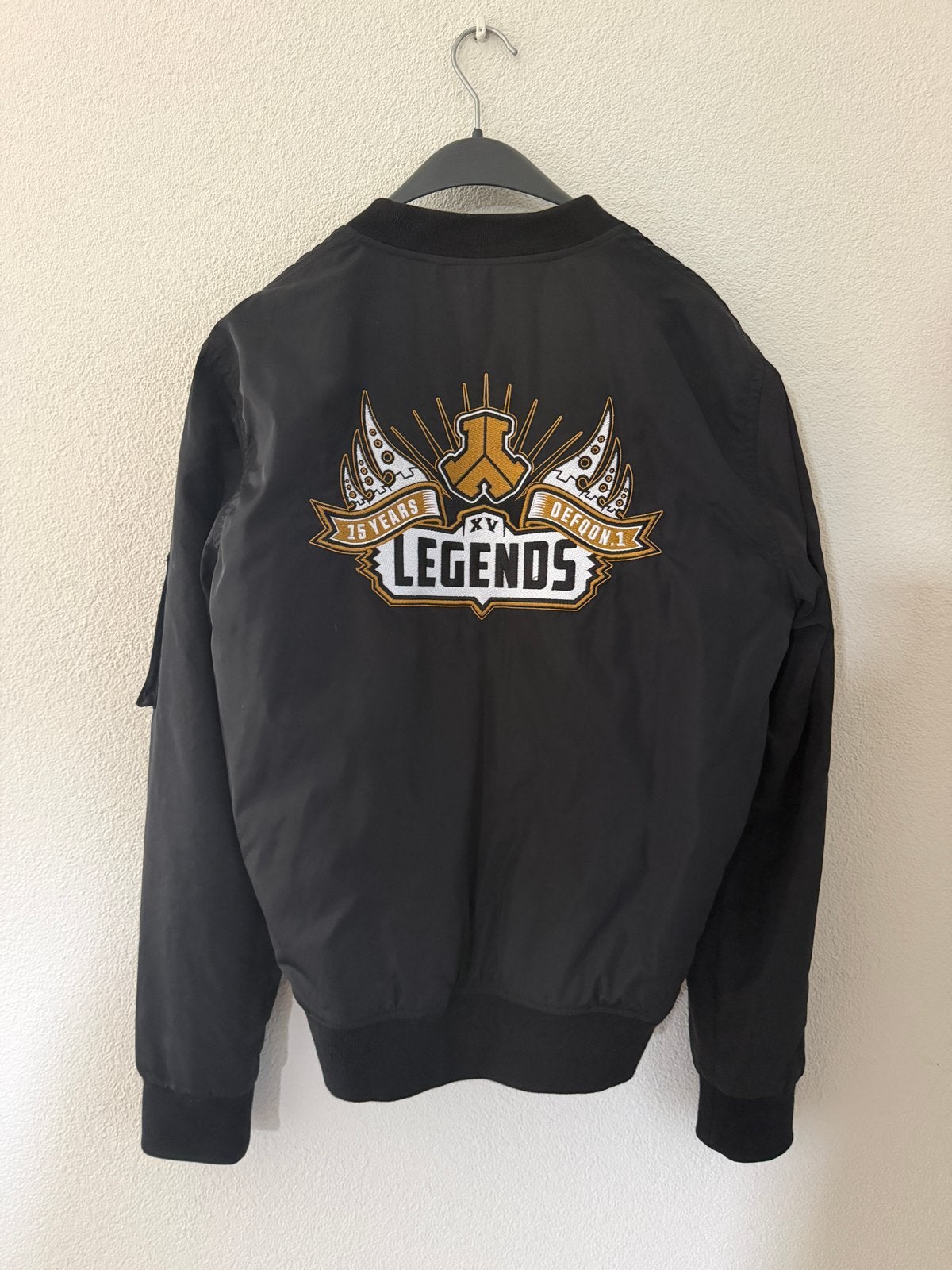 Defqon.1 Legends Bomberjack - Limited Edition, Ophalen of Verzenden, Zo goed als nieuw, Maat 52/54 (L), Zwart