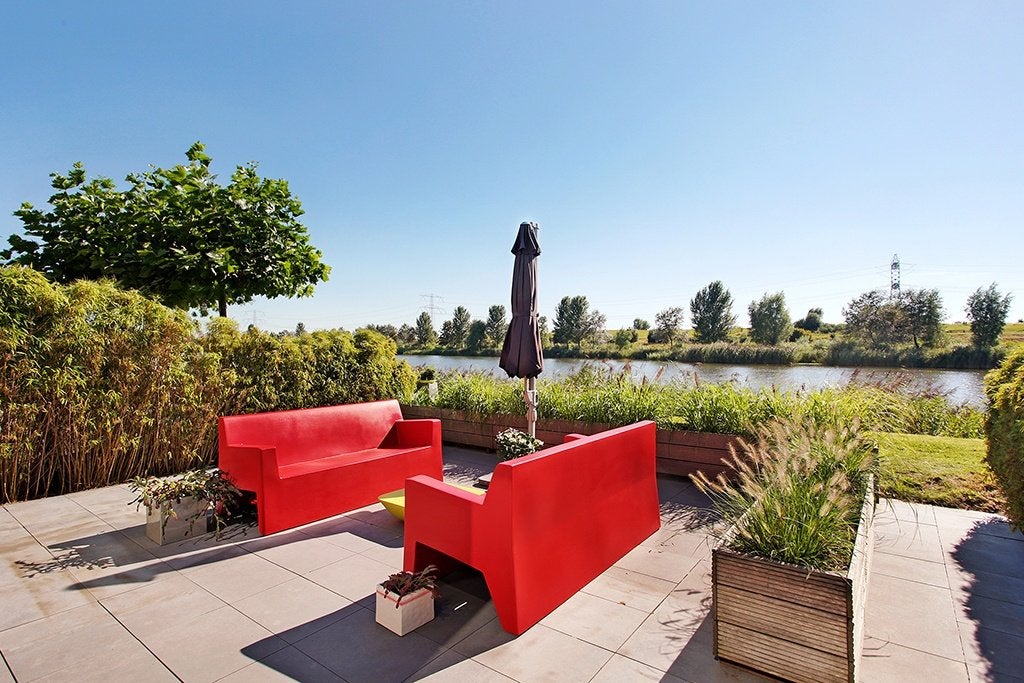 Originele Vondom design buitenbank rood moderne tuinbank, Ophalen, Gebruikt, Kunststof