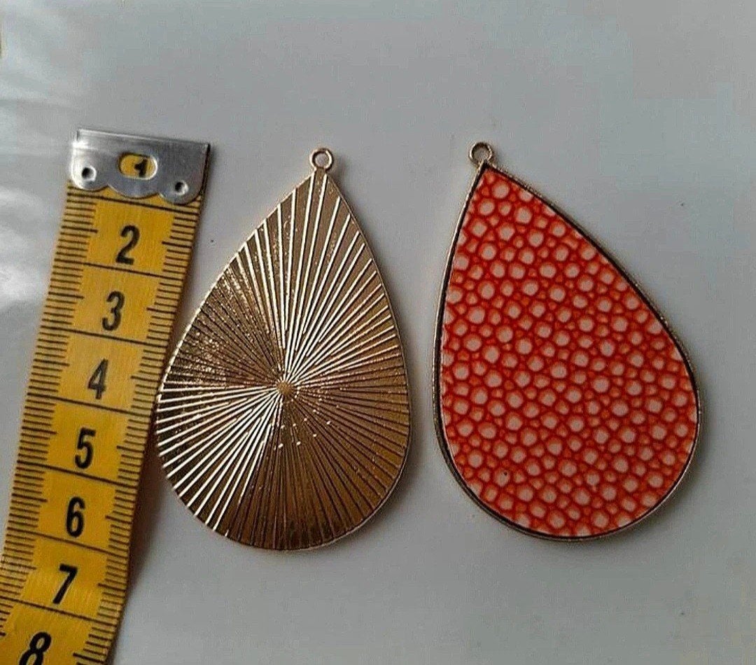 2 grote hangers bedels oranje goud metaal druppel, Sieraden, Tassen en Uiterlijk, Kettinghangers, Overige materialen, Overige voorstellingen