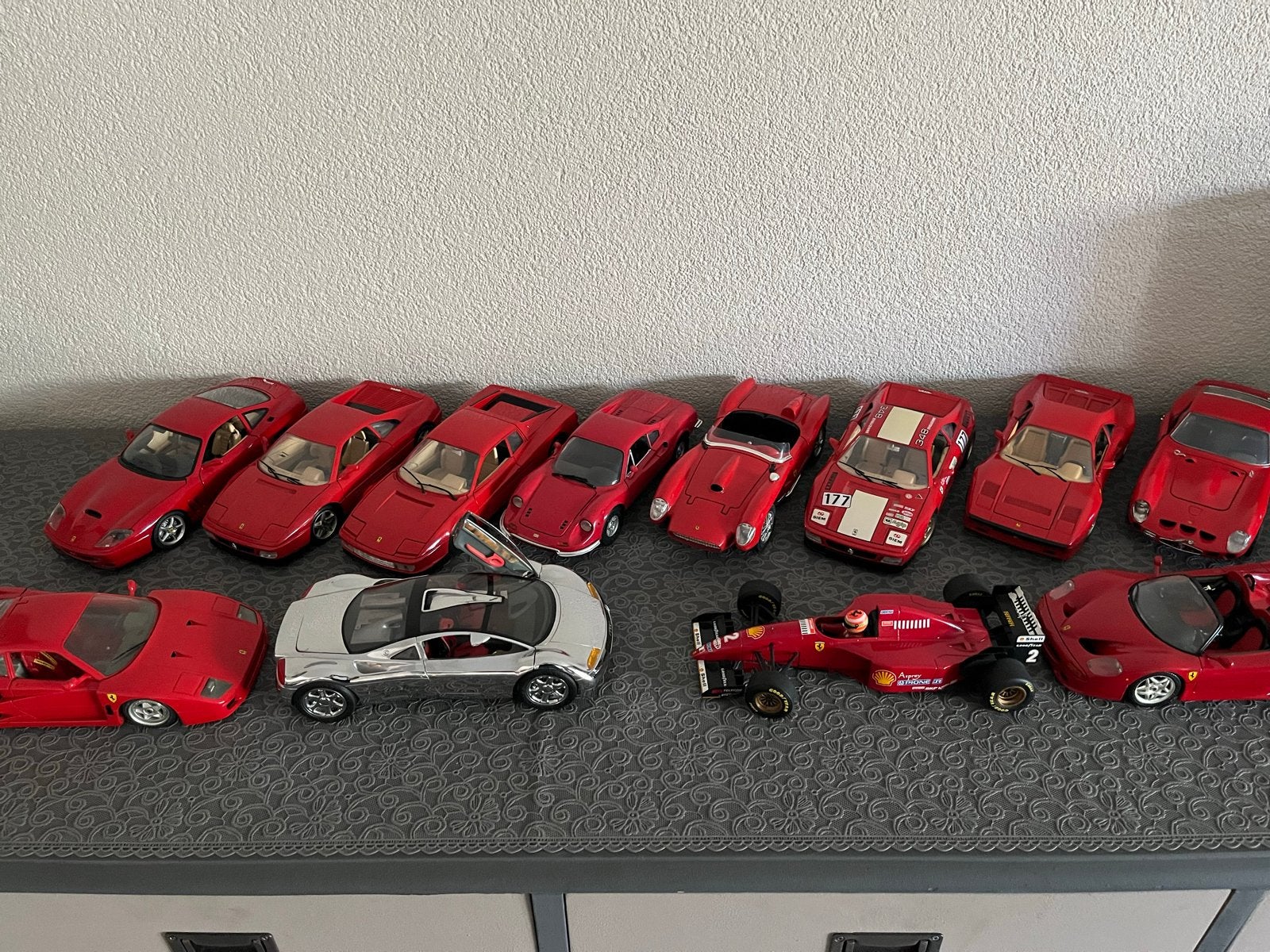 11 Ferrarie’s en een byzondere Audi Avus., Hobby en Vrije tijd, Modelauto's | 1:18, Ophalen of Verzenden, Gebruikt, Auto, Overige merken
