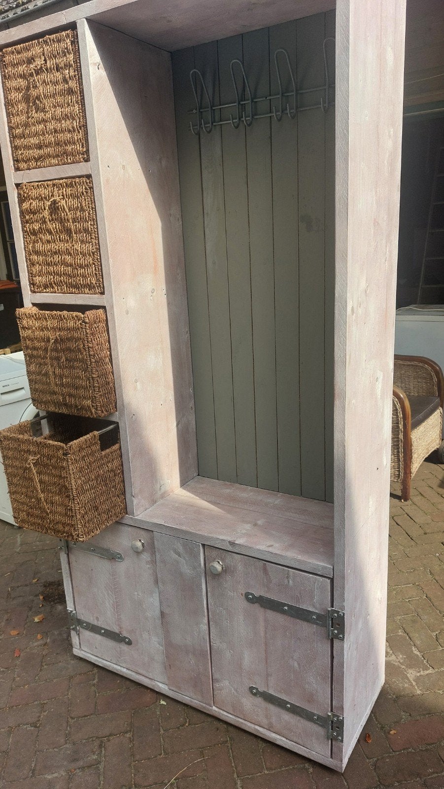 Foto 2 van Steigerhouten wandkast met manden en deurtjes