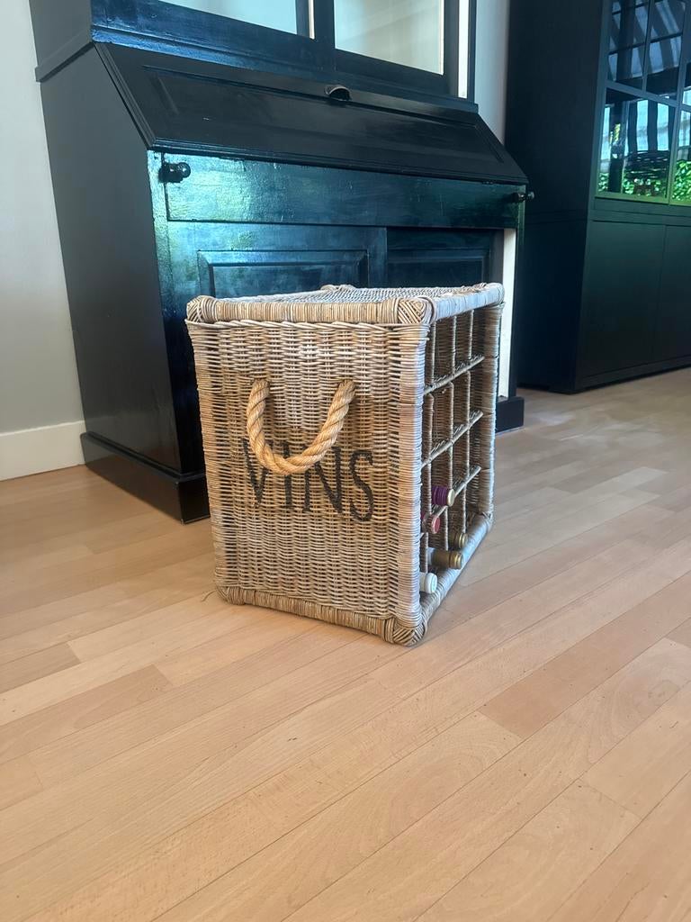 Wijnrek van rotan met 'VINS' opdruk Riviera Maison, Ophalen, Overige materialen, Gebruikt, 5 tot 15 flessen