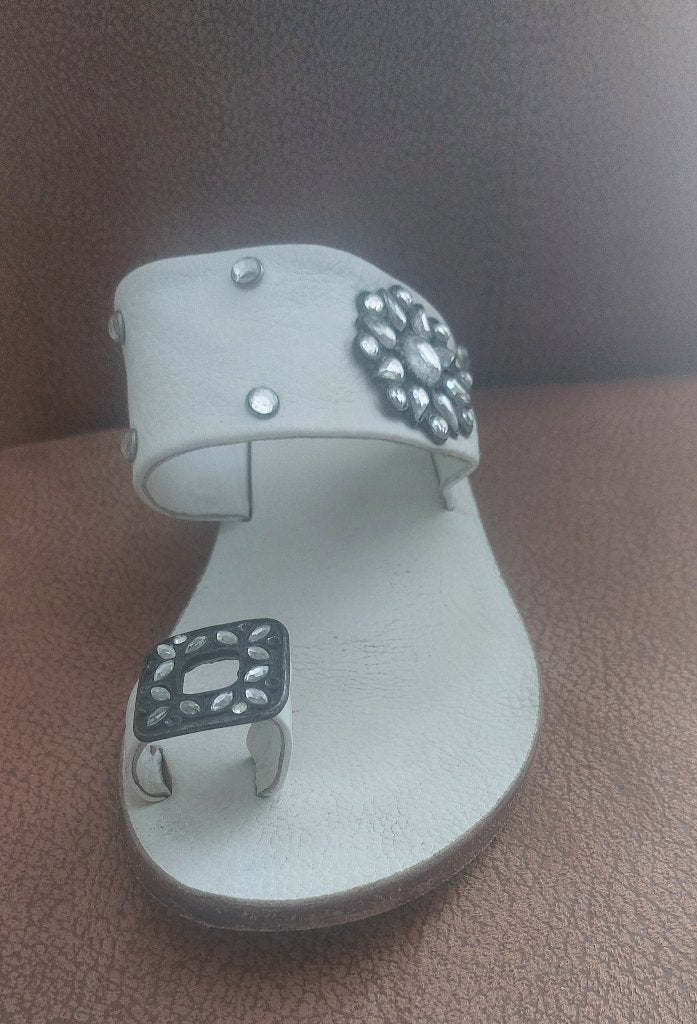 Bijzondere leren teenslippers met decoratie, Slippers, Wit, Ophalen of Verzenden, Ducatini