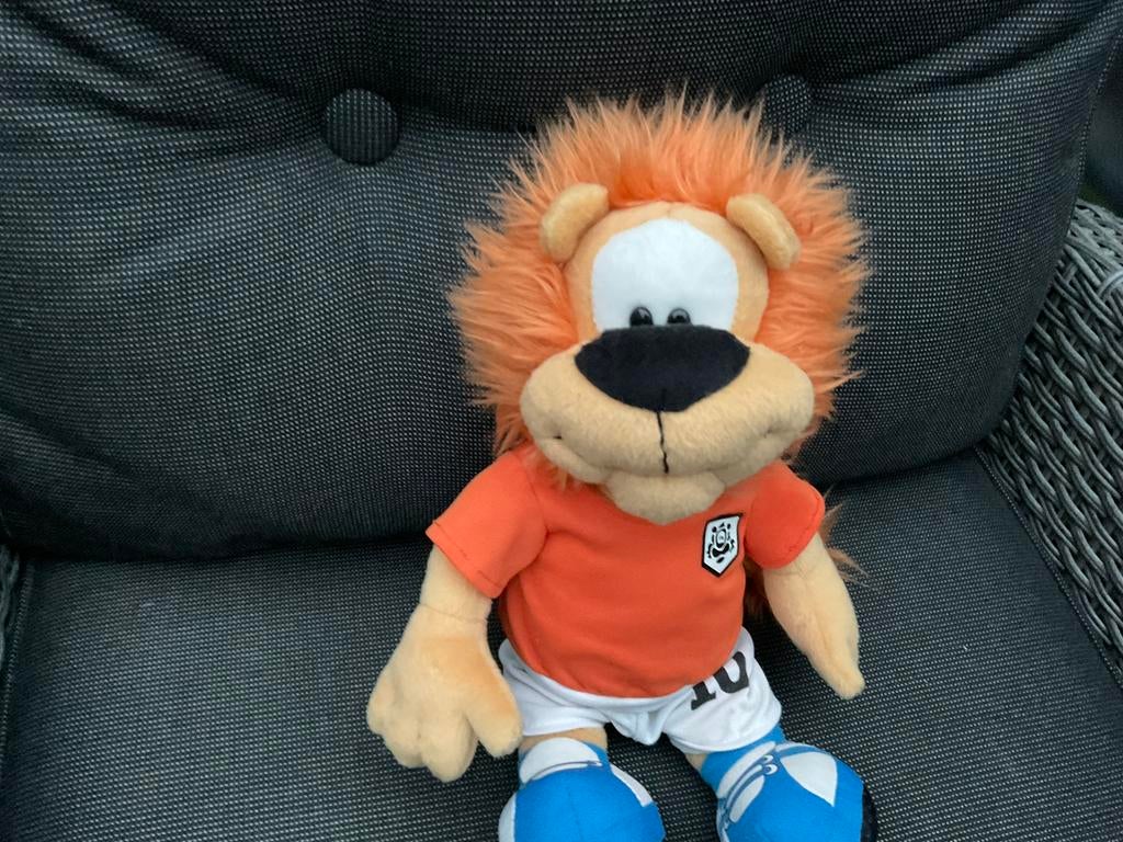 Nieuwe Loeki de Leeuw voetbal outfit ca 35cm knuffel, Kinderen en Baby's, Speelgoed | Knuffels en Pluche, Ophalen, Overige merken
