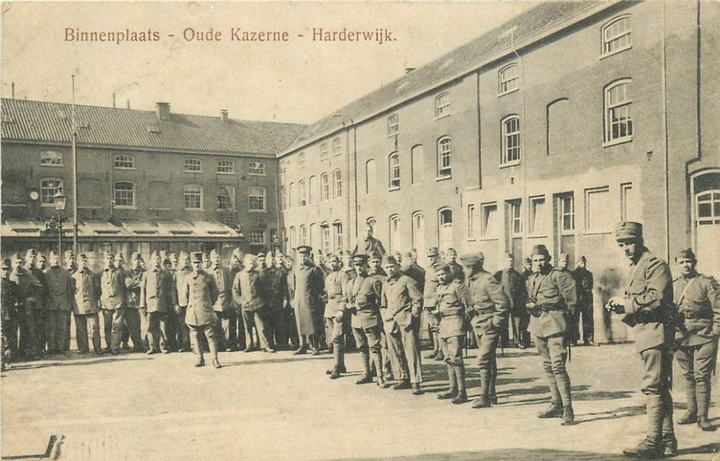 381-147-003 Binnenplaats Harderwijk Kazerne, Verzenden, Voor 1920, Gelderland