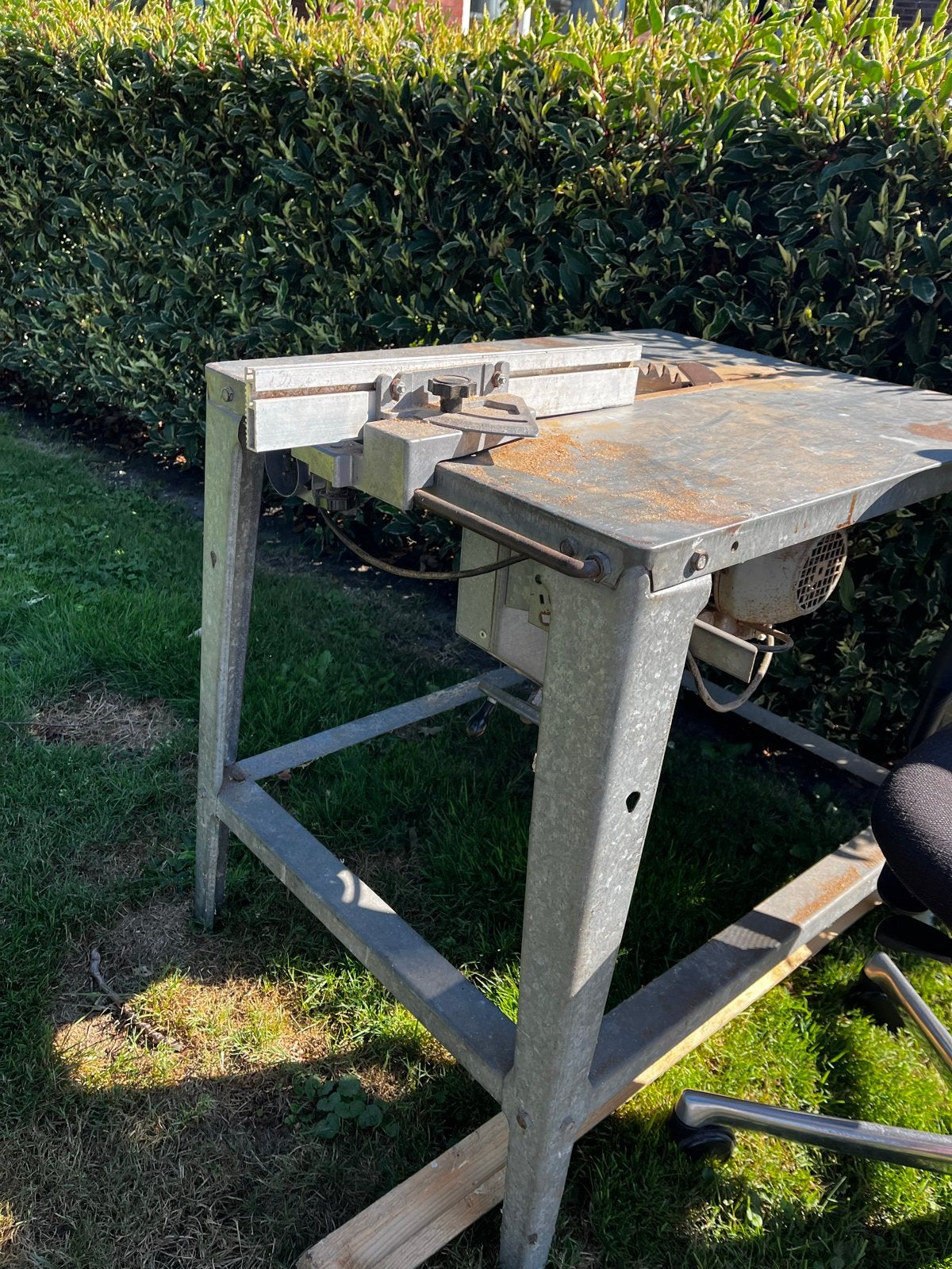 Robuuste gebruikte cirkelzaagtafel, Doe-het-zelf en Verbouw, Gereedschap | Zaagmachines, Ophalen, Gebruikt, Cirkelzaag, 600 tot 1200 watt