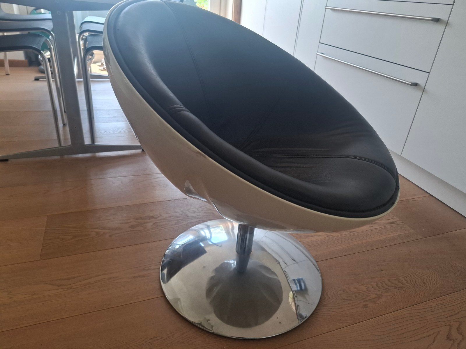 Moderne draaibare kuipstoel, kunststof leer, wit onderstel, Ophalen, Gebruikt, Leer, Zwart