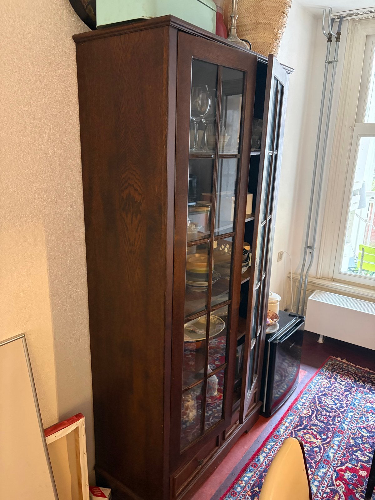 Antieke houten vitrinekast met glazen deuren, Ophalen of Verzenden