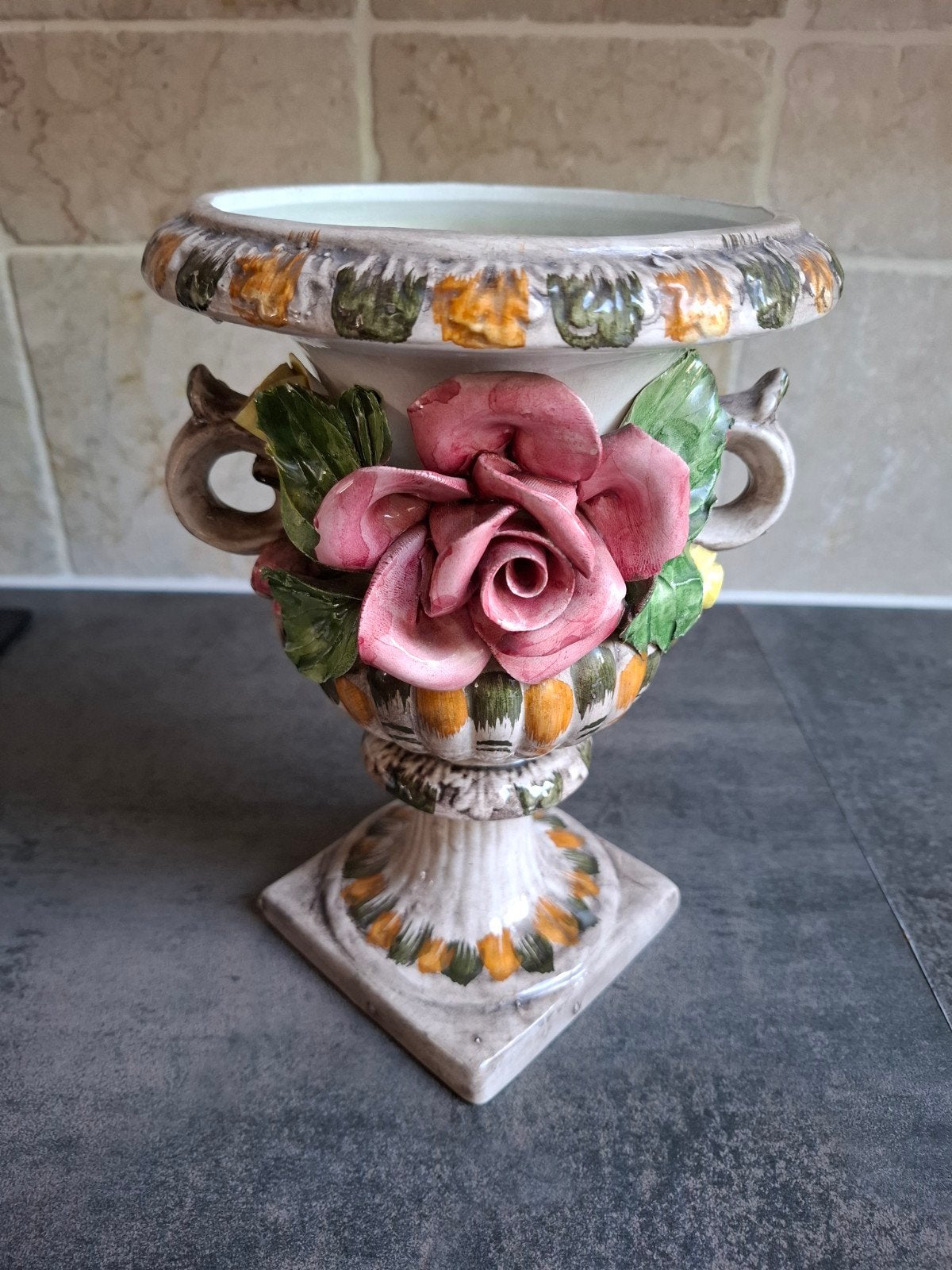 Prachtige vintage "Bassano" vaas met decoratieve bloemen., Ophalen, Zo goed als nieuw, Balkon, Overige vormen