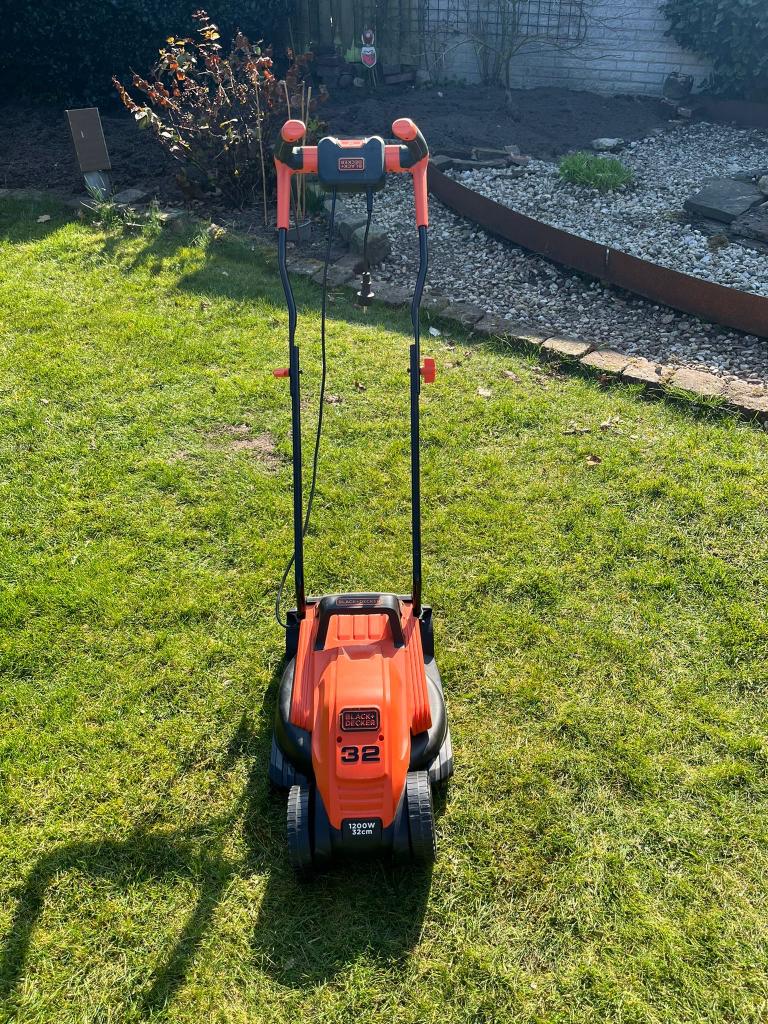 Grasmaaier Black en Decker 32 cm, Ophalen, Elektrische grasmaaier, Nieuw, Black & Decker