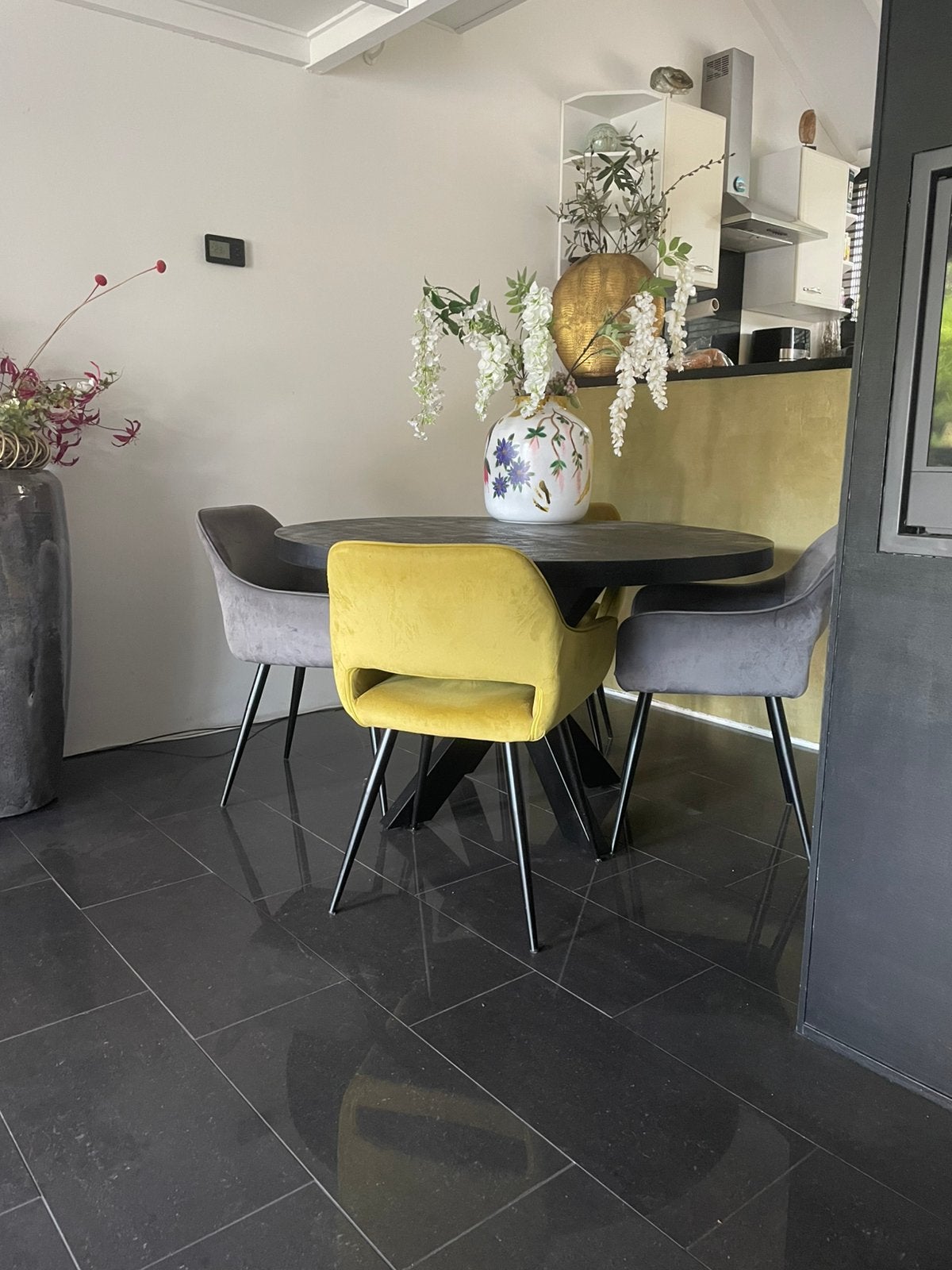 Eettafel + 4 stoelen, Ophalen, 75 m² of meer, Zo goed als nieuw, Grijs