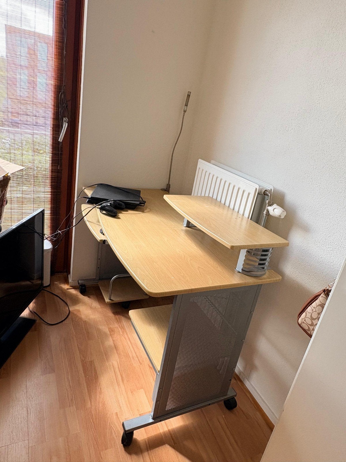Computerbureau met uitschuifbaar toetsenbordblad en wielen, Ophalen, Metaal, Zo goed als nieuw, IKEA