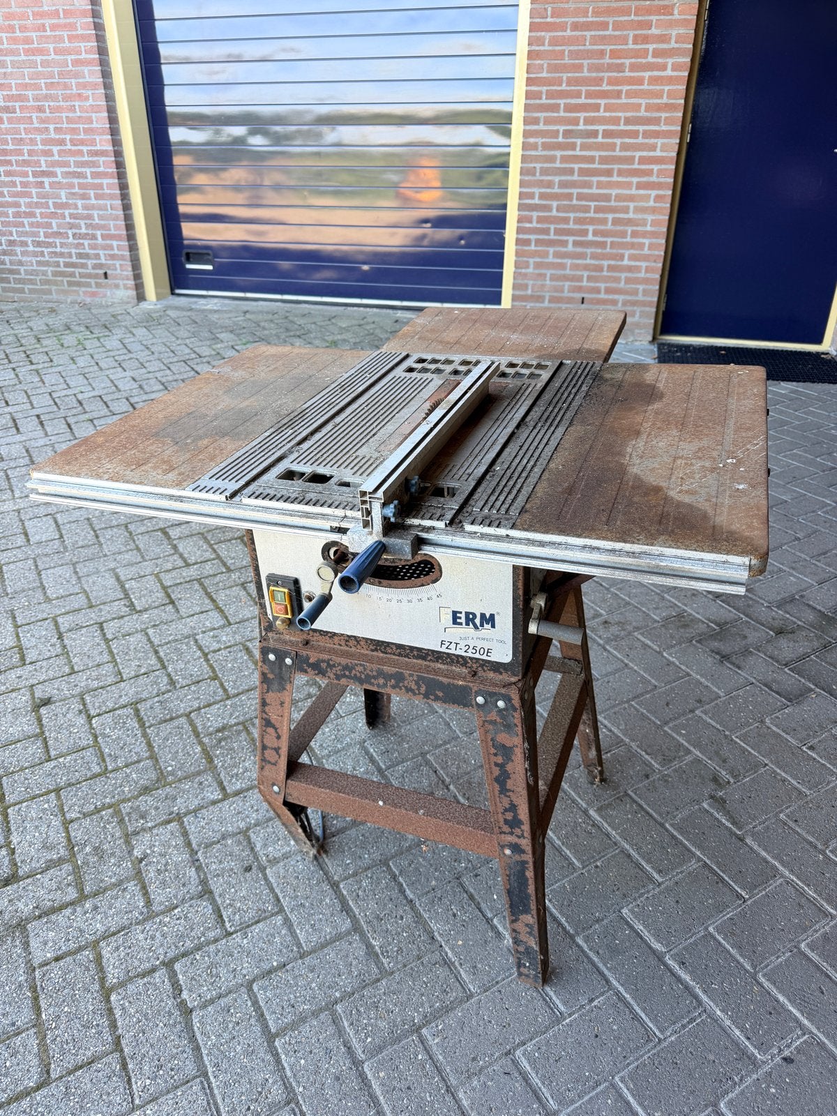 GRATIS - Ferm FZT-250E Cirkelzaagtafel - Gebruikt, Doe-het-zelf en Verbouw, Gereedschap | Zaagmachines, Ophalen, Gebruikt, Cirkelzaag