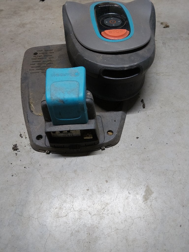 gardena robotmaaier minimo 250 (defect laadstation), Ophalen, Gebruikt, Minder dan 30 cm