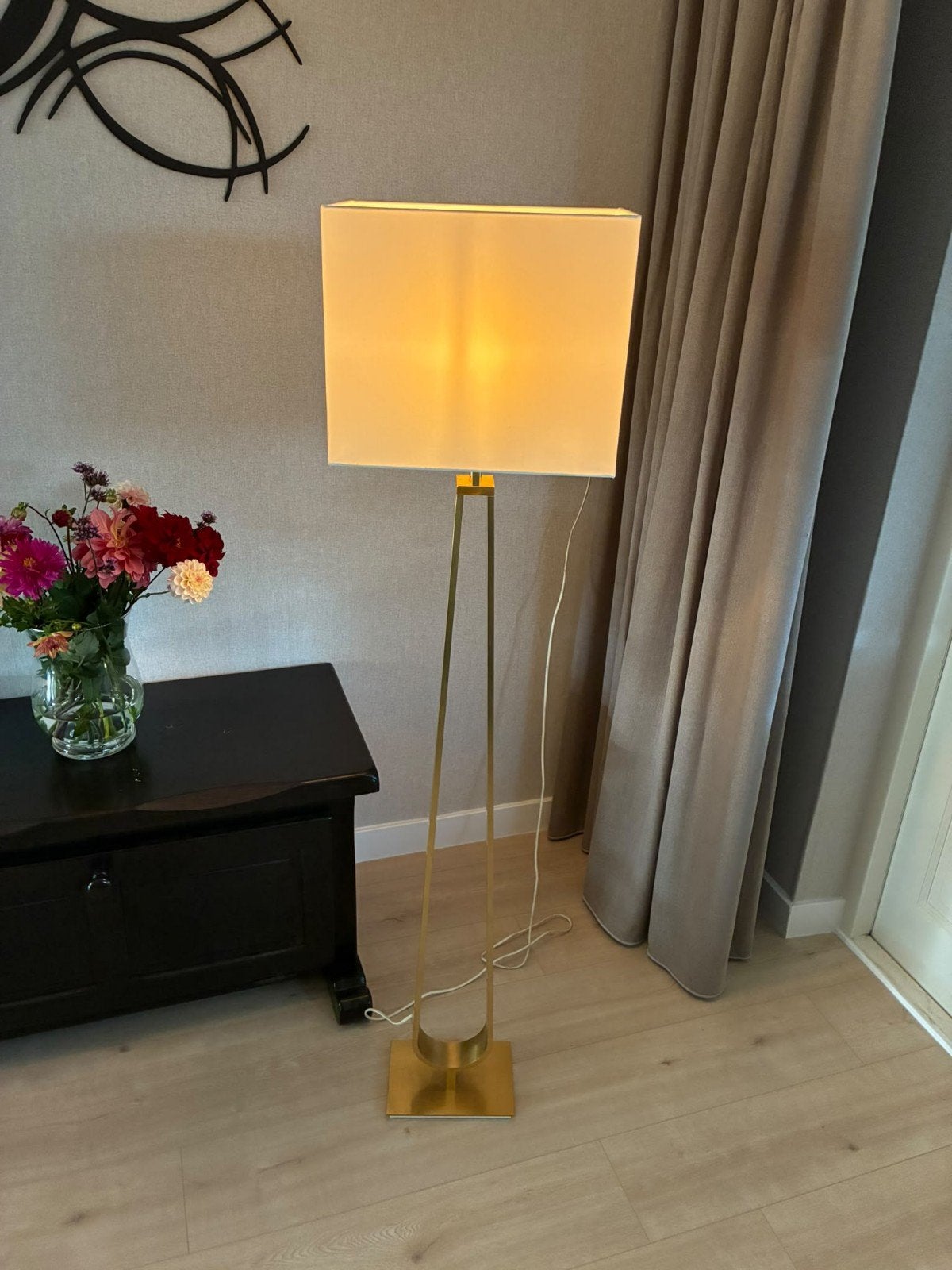 Moderne dimbare vloerlamp met gouden accenten, Ophalen, Metaal, E27 (groot), Zo goed als nieuw