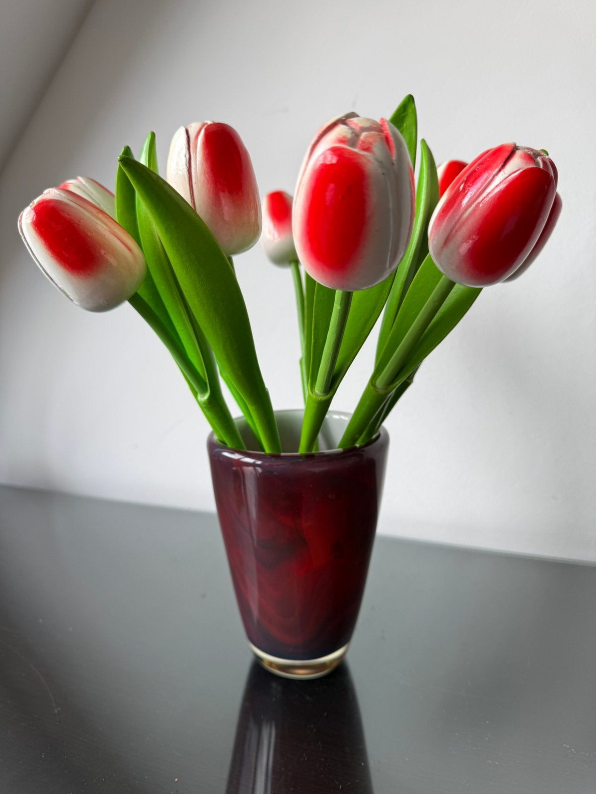Prachtige rode vaas met houten Tulpen., Ophalen of Verzenden, Zo goed als nieuw, Glas
