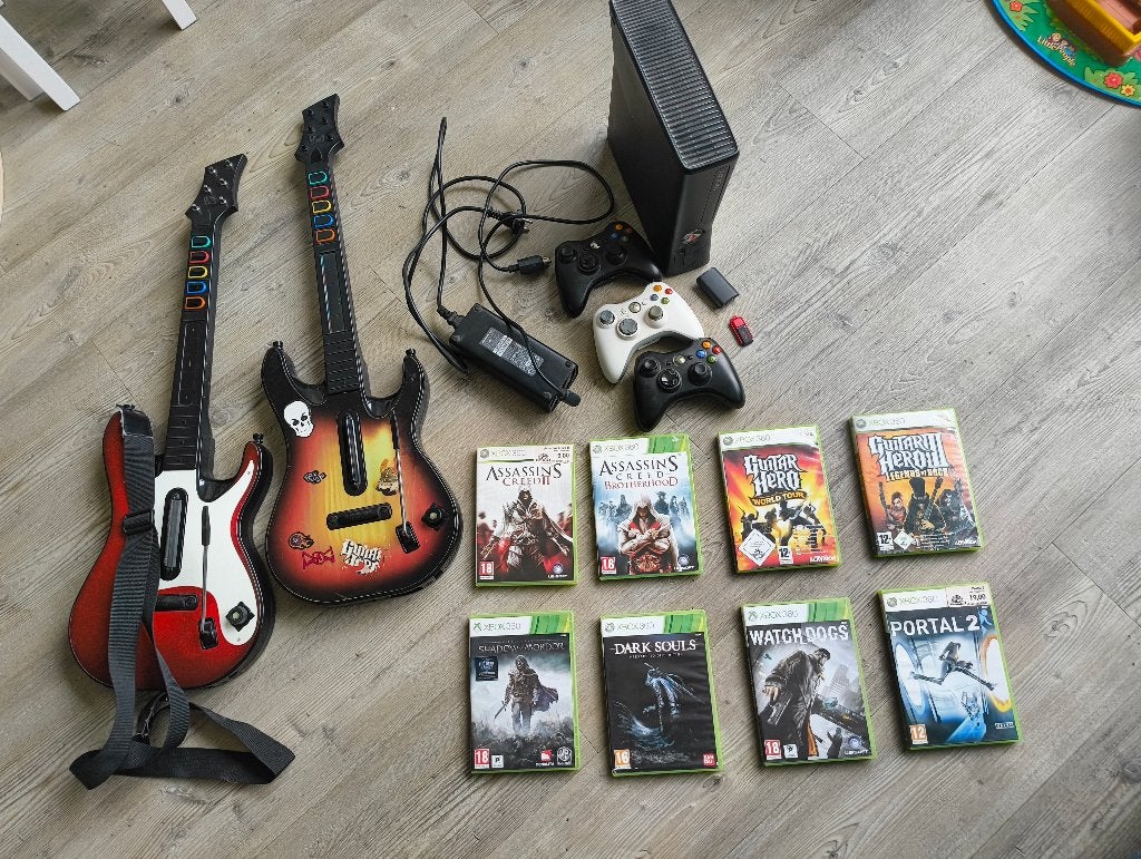 Xbox 360 met 3 controllers, 2 GH gitaren en 8 spellen, Ophalen, 4 GB, Met 3 controllers of meer, Gebruikt