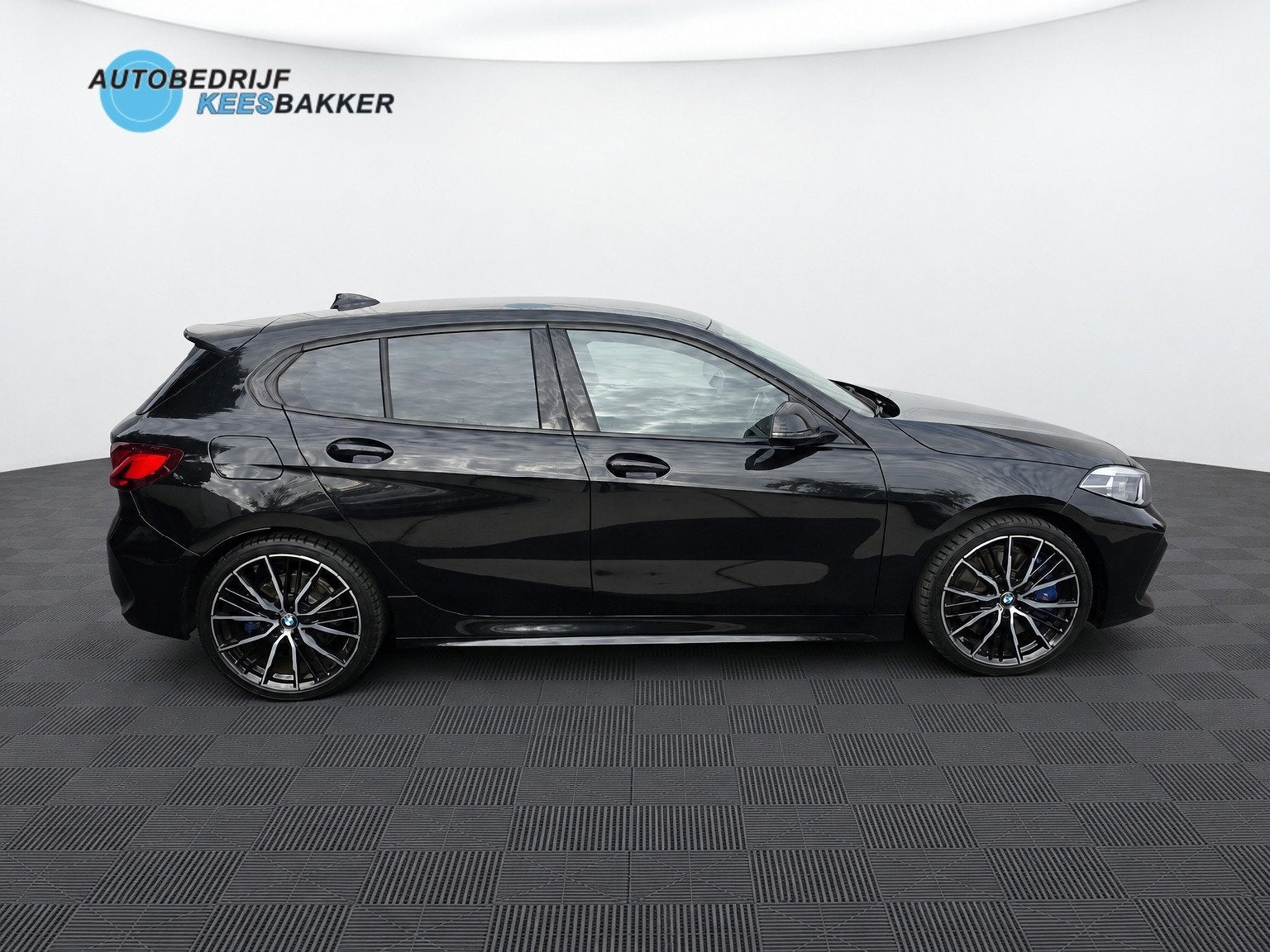 BMW 1-serie 118i High Executive / M-Sport / Schaalstoelen /, Auto's, Dealer onderhouden, Gebruikt, Verwarmde buitenspiegels, Zwart