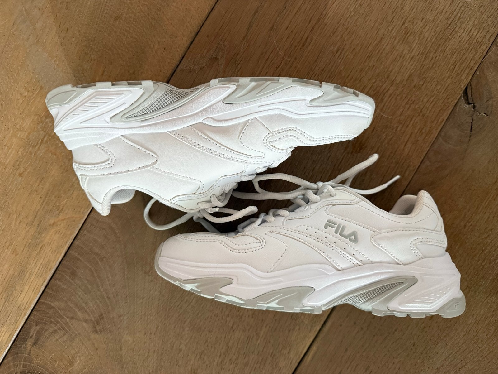Witte Fila sneakers, maat 38 - Zo goed als nieuw, Kleding | Dames, Ophalen of Verzenden, Zo goed als nieuw, Wit, Sneakers of Gympen