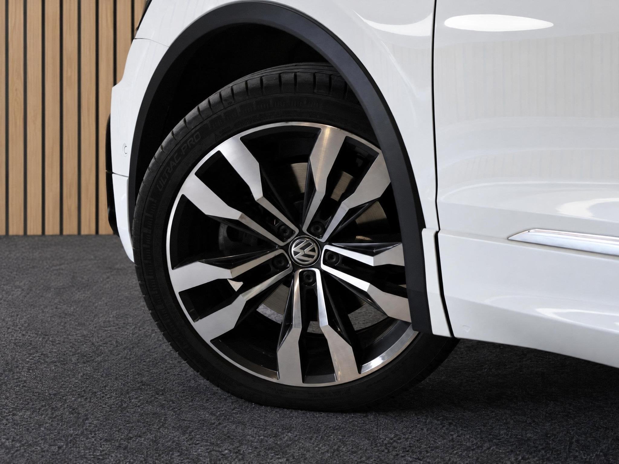 Volkswagen Tiguan 2.0 TSI 4Motion Highline Business R |Pano, Auto's, Automatische klimaatregeling, Gebruikt, 4 cilinders, 2500 kg